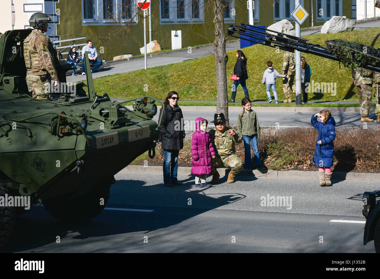Les soldats américains et les membres de la famille assistent à la cérémonie de départ Pologne Groupe de combat au 2e régiment de cavalerie sur l'Administration centrale, la caserne de Rose Vilseck, Allemagne 25 mars 2017. Le Groupe tactique Pologne convoi, compromise de États-Unis, Royaume-Uni et soldats roumains se rendra à Orzysz, Pologne où elles s'intégreront dans les soldats polonais et rester pendant six mois pour une meilleure présence de l'avant. L'OTAN est un PEF, alliées de la défense déployées à l'avant et de dissuasion en Europe de l'est de protéger et de rassurer l'Est de l'OTAN, les États membres de leur sécurité. (U.S. Photo de l'armée par la CPS. Nathanael Banque D'Images