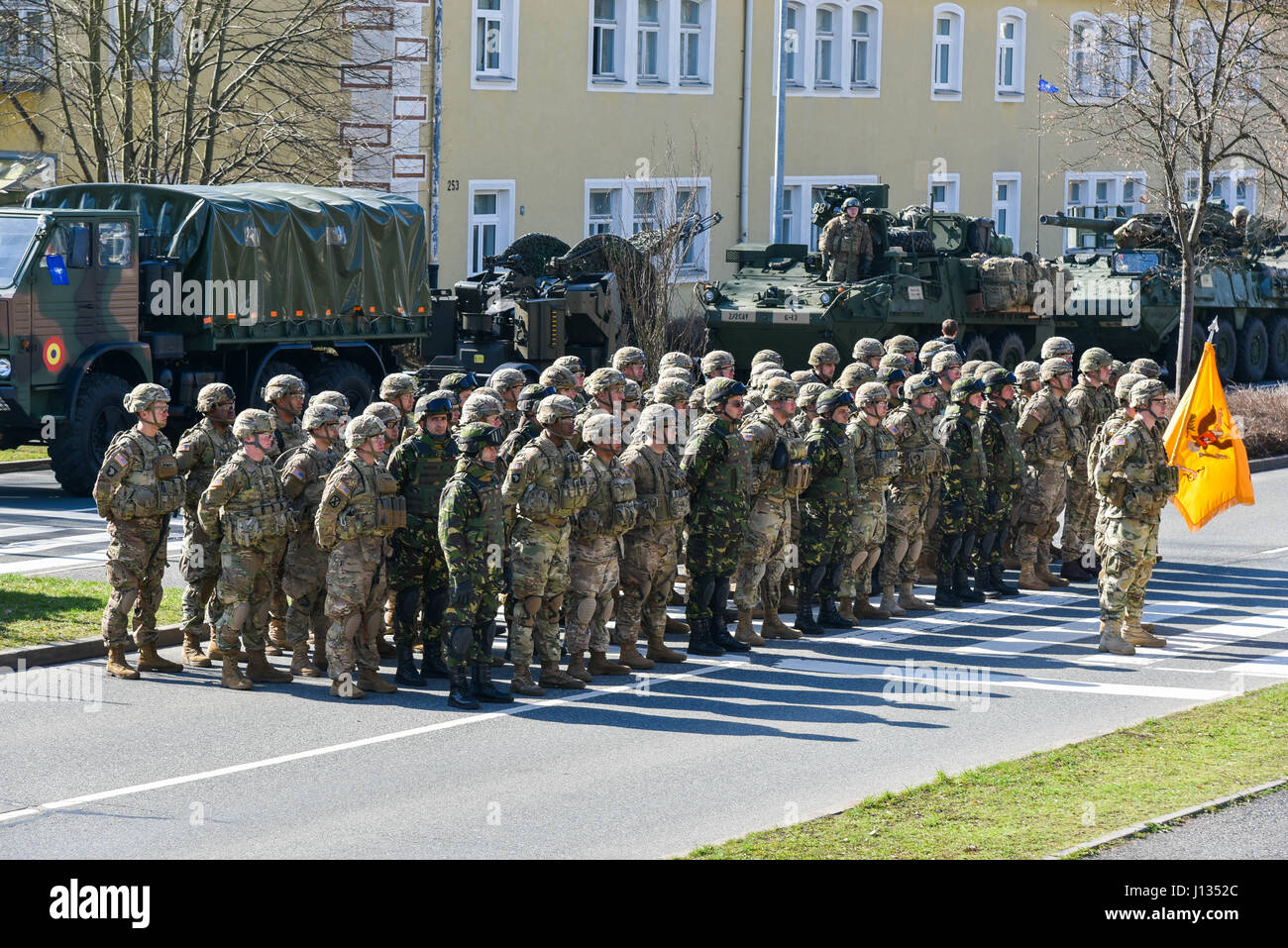 Soldats, avec le groupe tactique de la Pologne, de se tenir dans la formation durant la bataille Group Pologne Cérémonie de départ à la 2e régiment de cavalerie à l'Administration centrale, casernes Rose Vilseck, Allemagne 25 mars 2017. Le Groupe tactique Pologne convoi, compromise de États-Unis, Royaume-Uni et soldats roumains se rendra à Orzysz, Pologne où elles s'intégreront dans les soldats polonais et rester pendant six mois pour une meilleure présence de l'avant. L'OTAN est un PEF, alliées de la défense déployées à l'avant et de dissuasion en Europe de l'est de protéger et de rassurer l'Est de l'OTAN, les États membres de leur sécurité. (U.S. Un Banque D'Images
