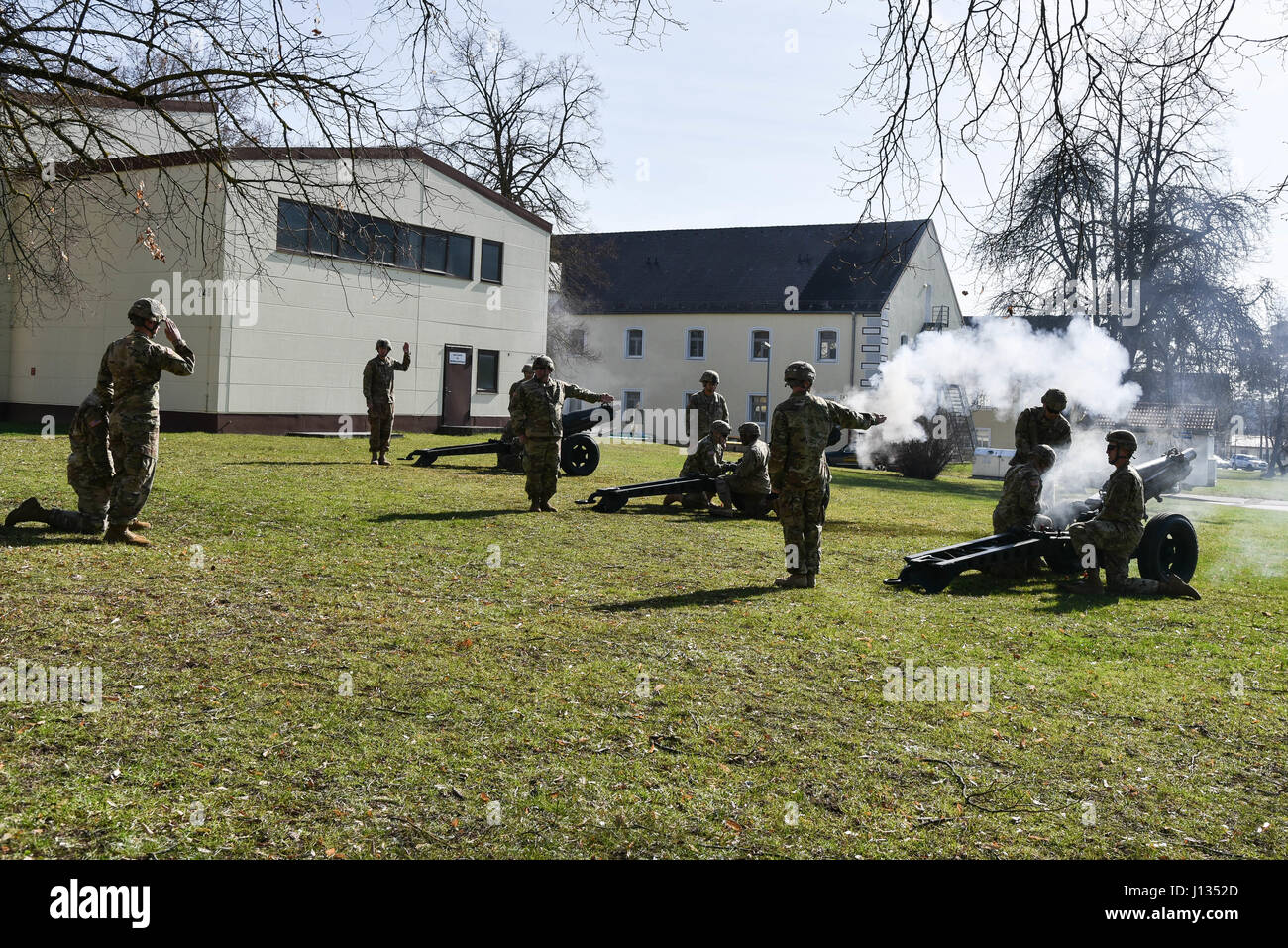 Des soldats américains, affectés à l'Escadron d'artillerie, 2e régiment de cavalerie, canons incendie pendant la bataille Group Pologne Cérémonie de départ à la 2ème régiment de cavalerie sur l'Administration centrale, la caserne de Rose Vilseck, Allemagne, le 25 mars 2017. Le Groupe tactique Pologne convoi, compromise de États-Unis, Royaume-Uni et soldats roumains se rendra à Orzysz, Pologne où elles s'intégreront dans les soldats polonais et rester pendant six mois pour une meilleure présence de l'avant. L'OTAN est un PEF, alliées de la défense déployées à l'avant et de dissuasion en Europe de l'est de protéger et de rassurer les États de l'Est de l'OTAN stat Banque D'Images