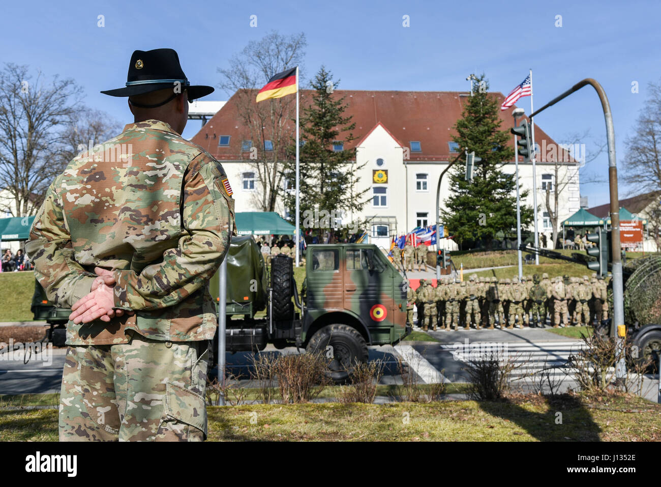 Groupe de combat des soldats, avec la Pologne, stand au repos pendant la parade Group Pologne Cérémonie de départ à la 2ème régiment de cavalerie sur l'Administration centrale, la caserne de Rose Vilseck, Allemagne 25 mars 2017. Le Groupe tactique Pologne convoi, compromise de États-Unis, Royaume-Uni et soldats roumains, se rendra à Orzysz, Pologne où elles s'intégreront dans les soldats polonais et rester pendant six mois pour une meilleure présence de l'avant. L'OTAN est un PEF, alliées de la défense déployées à l'avant et de dissuasion en Europe de l'est de protéger et de rassurer l'Est de l'OTAN, les États membres de leur sécurité. (U.S. Photo de l'armée Banque D'Images