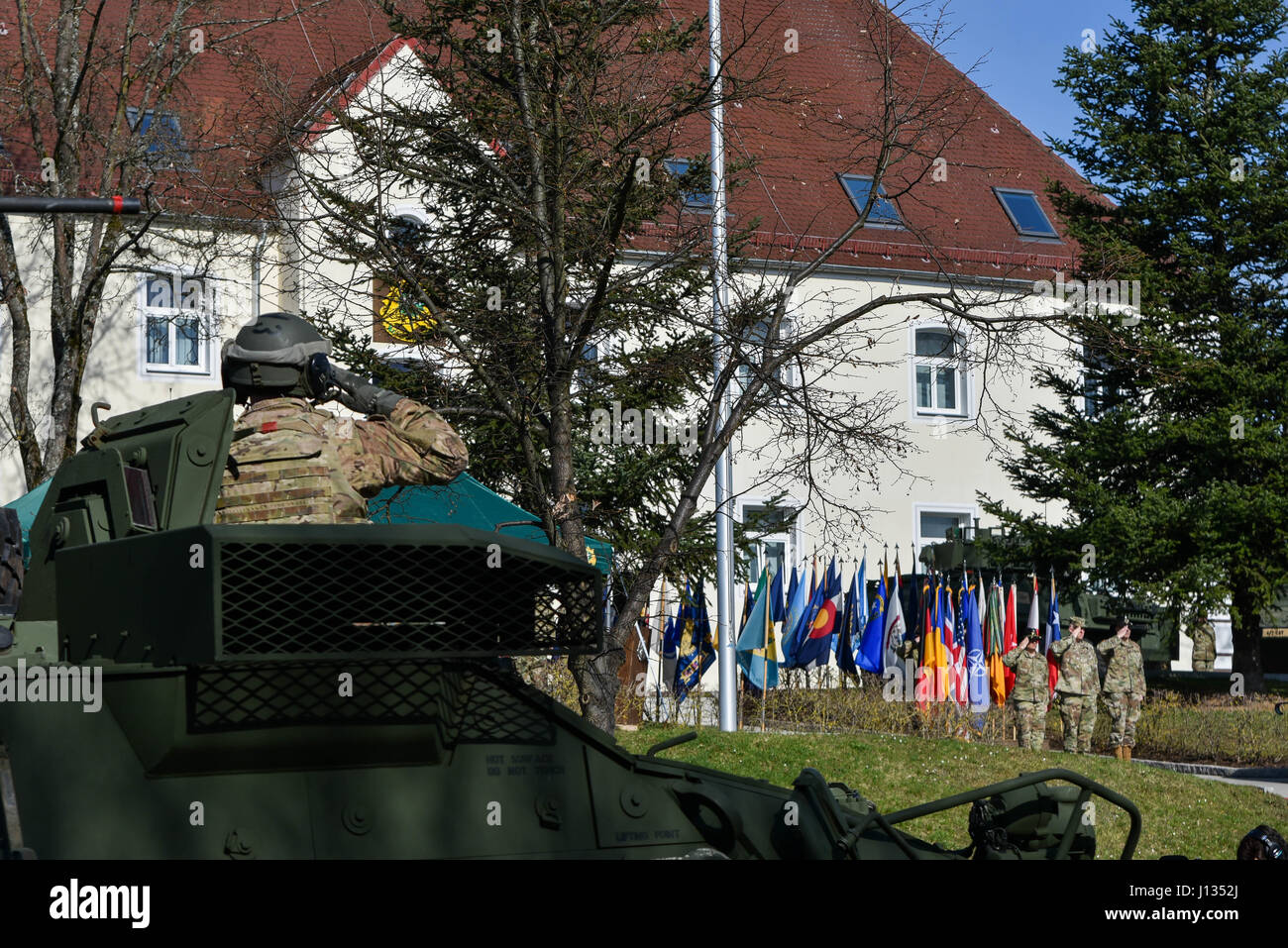 Soldats, avec la Pologne, Groupe de combat militaires durant la bataille Group Pologne Cérémonie de départ à la 2ème régiment de cavalerie sur l'Administration centrale, la caserne de Rose Vilseck, Allemagne 25 mars 2017. Le Groupe tactique Pologne convoi, compromise de États-Unis, Royaume-Uni et soldats roumains se rendra à Orzysz, la Pologne où ils s'intégreront aux soldats polonais et rester pendant six mois pour une meilleure présence de l'avant. L'OTAN est un PEF, alliées de la défense déployées à l'avant et de dissuasion en Europe de l'est de protéger et de rassurer l'Est de l'OTAN, les États membres de leur sécurité. (U.S. Photo de l'armée par la CPS. Banque D'Images