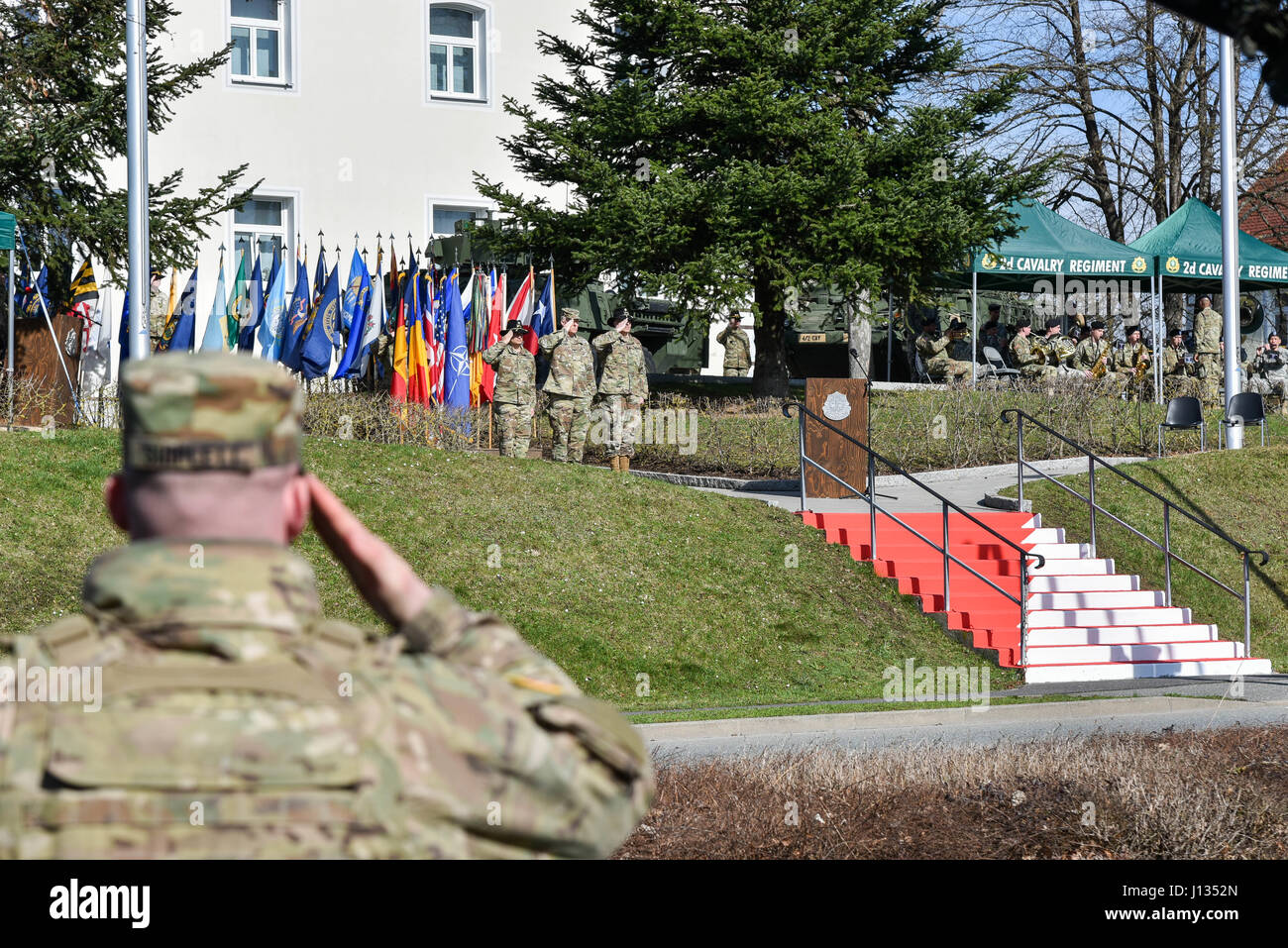 Soldats, avec la Pologne, Groupe de combat militaires durant la bataille Group Pologne Cérémonie de départ à la 2ème régiment de cavalerie sur l'Administration centrale, la caserne de Rose Vilseck, Allemagne 25 mars 2017. Le Groupe tactique Pologne convoi, compromise de États-Unis, Royaume-Uni et soldats roumains se rendra à Orzysz, la Pologne où ils s'intégreront aux soldats polonais et rester pendant six mois pour une meilleure présence de l'avant. L'OTAN est un PEF, alliées de la défense déployées à l'avant et de dissuasion en Europe de l'est de protéger et de rassurer l'Est de l'OTAN, les États membres de leur sécurité. (U.S. Photo de l'armée par la CPS. Banque D'Images