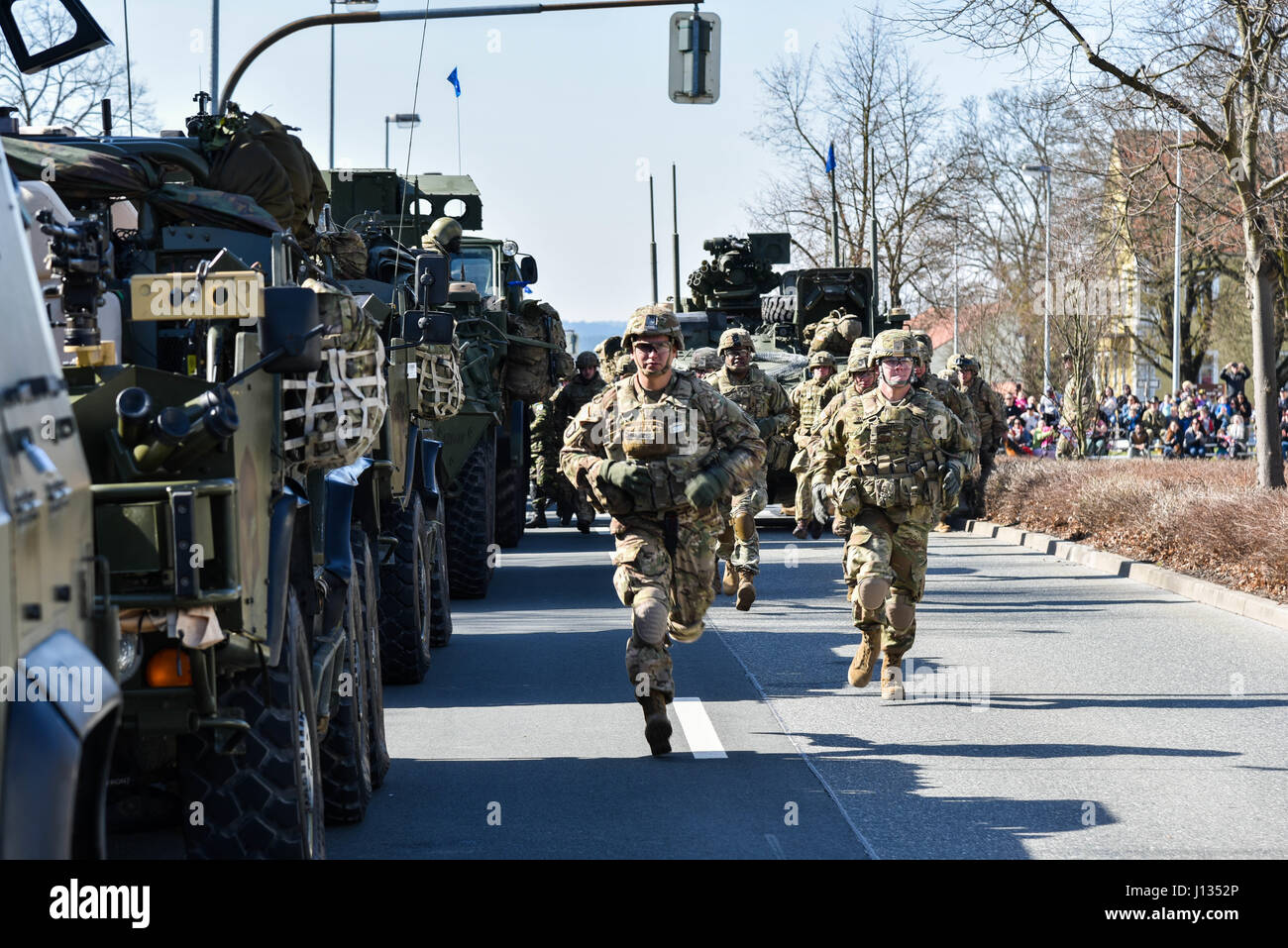 Soldats, avec le groupe tactique de la Pologne, de fonctionner à leur véhicule au cours de la cérémonie de départ du Groupe de Pologne à la 2e régiment de cavalerie sur l'Administration centrale, la caserne de Rose Vilseck, Allemagne 25 mars 2017. Le Groupe tactique Pologne convoi, compromise de États-Unis, Royaume-Uni et soldats roumains se rendra à Orzysz, la Pologne où ils s'intégreront aux soldats polonais et rester pendant six mois pour une meilleure présence de l'avant. L'OTAN est un PEF, alliées de la défense déployées à l'avant et de dissuasion en Europe de l'est de protéger et de rassurer l'Est de l'OTAN, les États membres de leur sécurité. (U.S. Army pho Banque D'Images