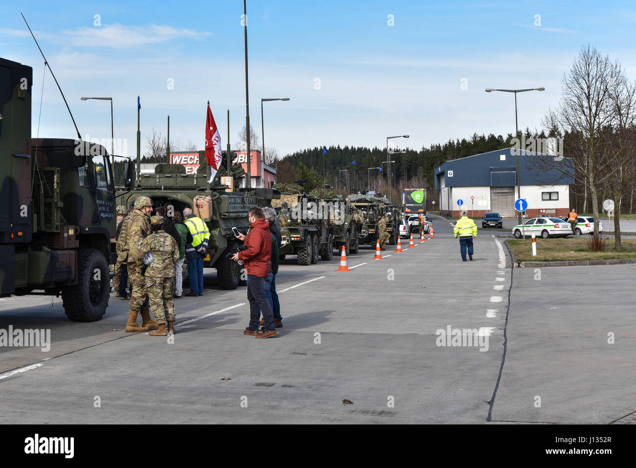 Soldats traversent la frontière en République tchèque de l'Allemagne lors de la bataille de la Pologne Groupe convoi, 25 mars 2017. Le convoi est en route vers la Pologne où, Orzysz elles s'intégreront dans les soldats polonais et roumain pour une rotation de six mois l'OTAN pour une meilleure présence de l'avant. L'OTAN est un PEF, alliées de la défense déployées à l'avant et de dissuasion en Europe de l'est de protéger et de rassurer l'Est de l'OTAN, les États membres de leur sécurité. (U.S. Photo de l'armée par la CPS. Nathanael Mercado) Banque D'Images