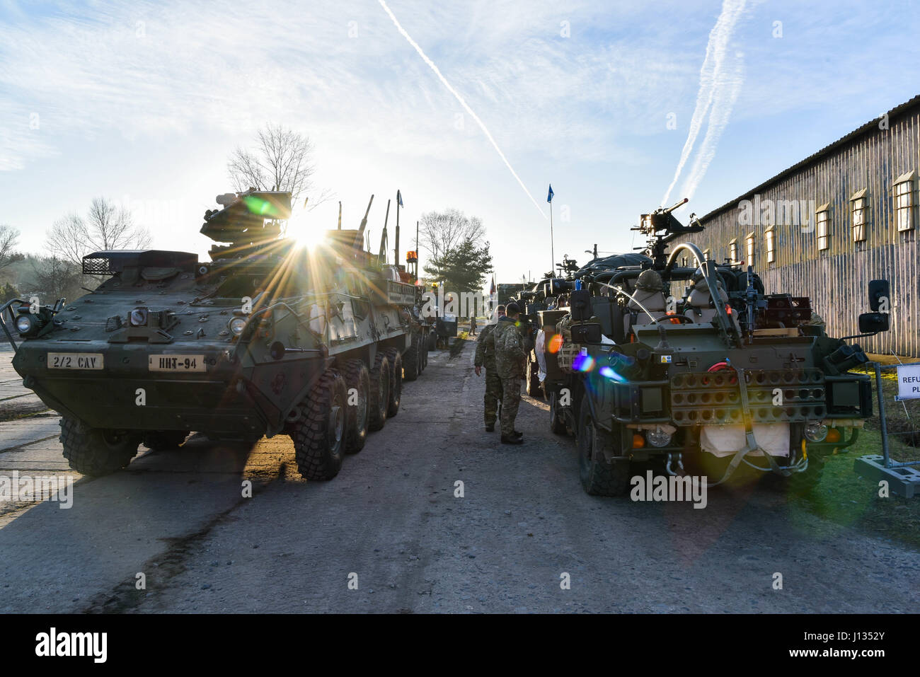 Soldat, avec le groupe tactique de la Pologne, de se préparer à partir pour la deuxième journée du voyage à travers la République tchèque, le 26 mars 2017. L'éventualité d'États-Unis, Royaume-Uni et soldats roumains à Orzysz convoyée, Pologne où elles s'intégreront dans le Polish 15e Brigade mécanisée, 16e Division d'infanterie. Le convoi est en route vers la Pologne, où ils Orzysz sera basé pour une rotation de six mois l'OTAN pour une meilleure présence de l'avant. L'OTAN est un PEF, alliées de la défense déployées à l'avant et de dissuasion en Europe de l'est de protéger et de rassurer l'Est de l'OTAN, les États membres de leur sécurité. Banque D'Images