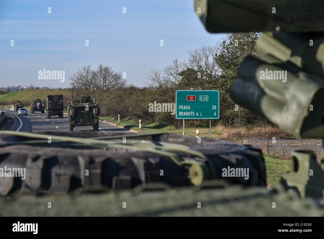 Groupe de combat des soldats, avec la Pologne, voyage à travers la République tchèque, le 26 mars 2017. L'éventualité d'États-Unis, Royaume-Uni et soldats roumains à Orzysz convoyée, Pologne où elles s'intégreront dans le Polish 15e Brigade mécanisée, 16e Division d'infanterie. Le groupe tactique sera basée en Pologne pour une rotation de six mois l'OTAN pour renforcer la présence de l'avant. L'OTAN est un PEF, alliées de la défense déployées à l'avant et de dissuasion en Europe de l'est de protéger et de rassurer l'Est de l'OTAN, les États membres de leur sécurité. (U.S. Photo de l'armée par la CPS. Nathanael Mercado) Banque D'Images
