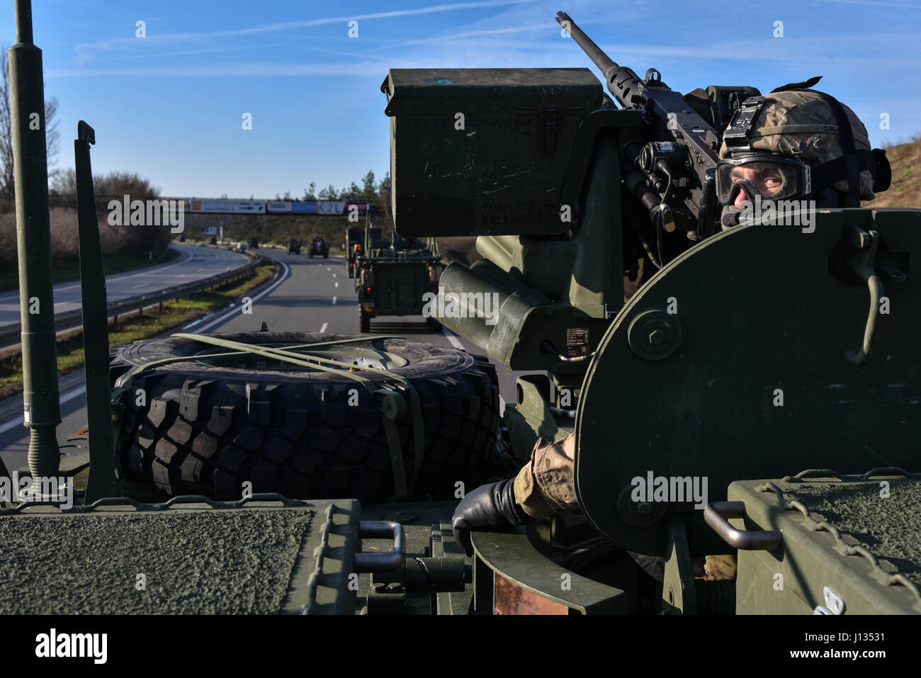 Le sergent de l'armée américaine. Bryan R. Giustra, avec le 2e Escadron, 2e régiment de cavalerie, voyages à travers la République tchèque pendant la bataille Group Pologne convoi, le 26 mars 2017. L'éventualité d'États-Unis, Royaume-Uni et soldats roumains à Orzysz convoyée, Pologne où elles s'intégreront dans le Polish 15e Brigade mécanisée, 16e Division d'infanterie. Ils seront basés en Pologne pour une rotation de six mois l'OTAN pour renforcer la présence de l'avant. L'OTAN est un PEF, alliées de la défense déployées à l'avant et de dissuasion en Europe de l'est de protéger et de rassurer l'Est de l'OTAN, les États membres de leur sécurité. Banque D'Images