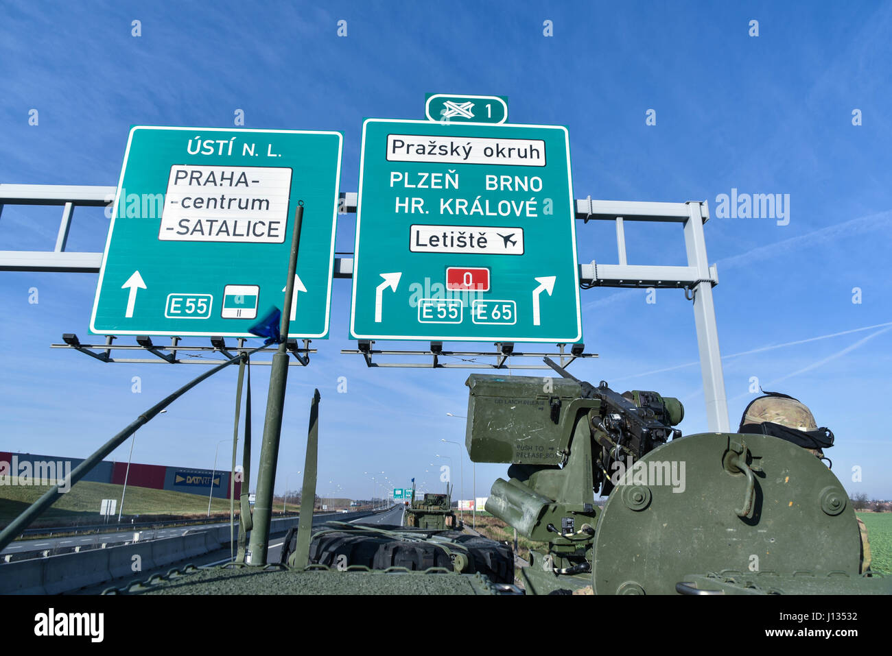 Groupe de combat des soldats, avec la Pologne, voyage à travers la République tchèque, le 26 mars 2017. L'éventualité d'États-Unis, Royaume-Uni et soldats roumains à Orzysz convoyée, Pologne où elles s'intégreront dans le Polish 15e Brigade mécanisée, 16e Division d'infanterie. Le groupe tactique sera basée en Pologne pour une rotation de six mois l'OTAN pour renforcer la présence de l'avant. L'OTAN est un PEF, alliées de la défense déployées à l'avant et de dissuasion en Europe de l'est de protéger et de rassurer l'Est de l'OTAN, les États membres de leur sécurité. (U.S. Photo de l'armée par la CPS. Nathanael Mercado) Banque D'Images