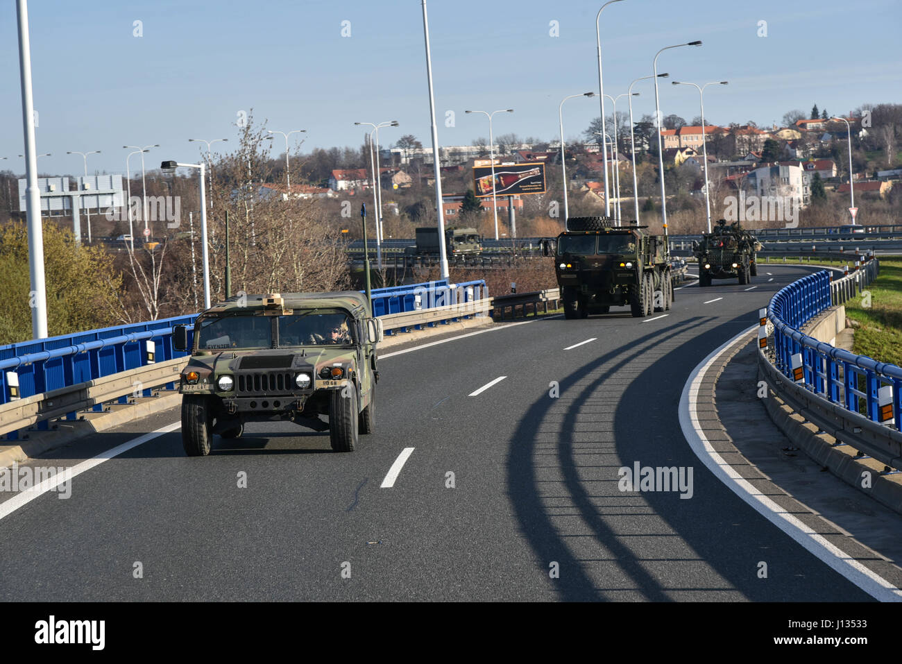 Groupe de combat des soldats, avec la Pologne, voyage à travers la République tchèque, le 26 mars 2017. L'éventualité d'États-Unis, Royaume-Uni et soldats roumains à Orzysz convoyée, Pologne où elles s'intégreront dans le Polish 15e Brigade mécanisée, 16e Division d'infanterie. Le groupe tactique sera basée en Pologne pour une rotation de six mois l'OTAN pour renforcer la présence de l'avant. L'OTAN est un PEF, alliées de la défense déployées à l'avant et de dissuasion en Europe de l'est de protéger et de rassurer l'Est de l'OTAN, les États membres de leur sécurité. (U.S. Photo de l'armée par la CPS. Nathanael Mercado) Banque D'Images