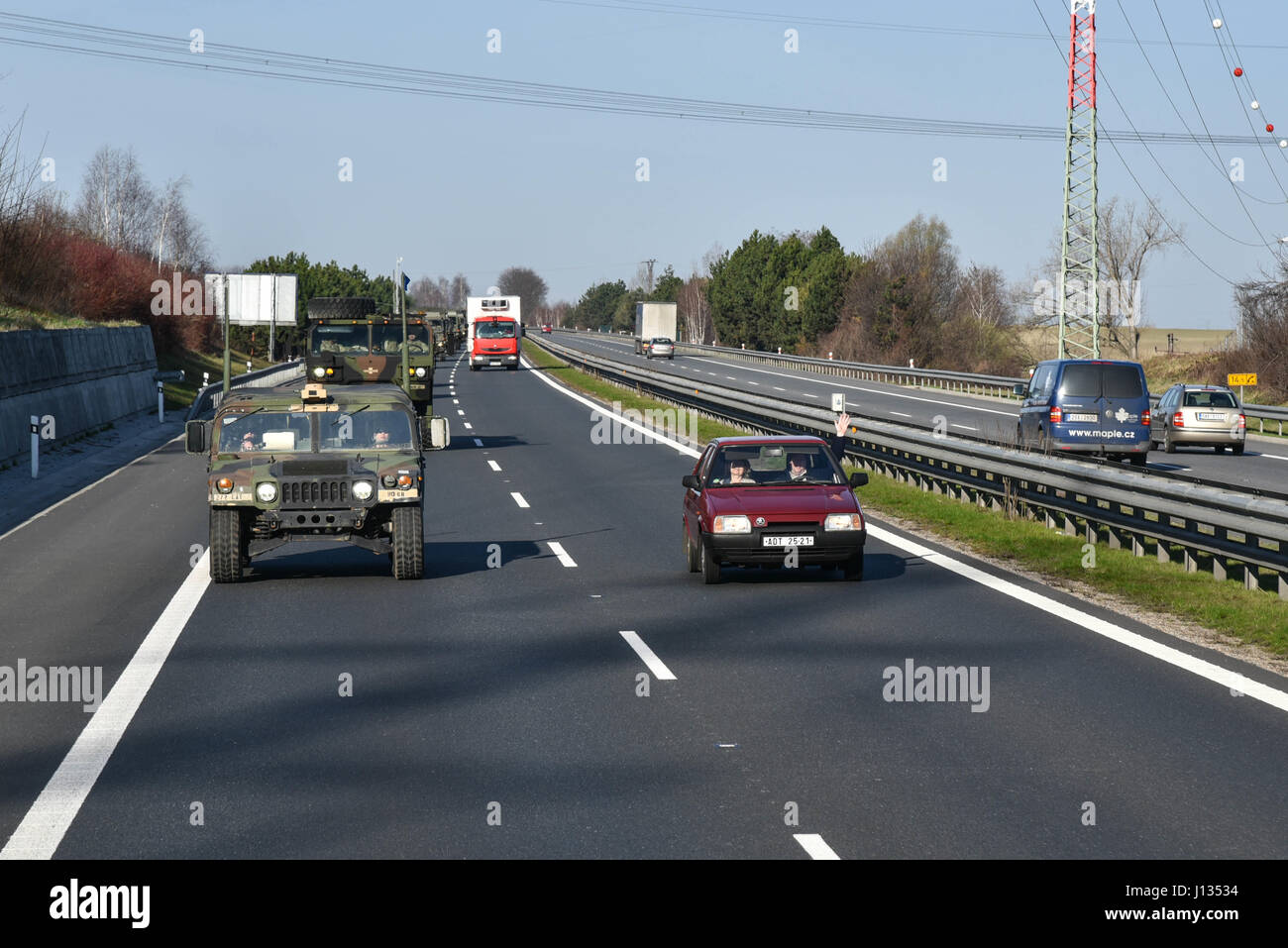 Groupe de combat des soldats, avec la Pologne, voyage à travers la République tchèque, le 26 mars 2017. L'éventualité d'États-Unis, Royaume-Uni et soldats roumains à Orzysz convoyée, Pologne où elles s'intégreront dans le Polish 15e Brigade mécanisée, 16e Division d'infanterie. Le groupe tactique sera basée en Pologne pour une rotation de six mois l'OTAN pour renforcer la présence de l'avant. L'OTAN est un PEF, alliées de la défense déployées à l'avant et de dissuasion en Europe de l'est de protéger et de rassurer l'Est de l'OTAN, les États membres de leur sécurité. (U.S. Photo de l'armée par la CPS. Nathanael Mercado) Banque D'Images