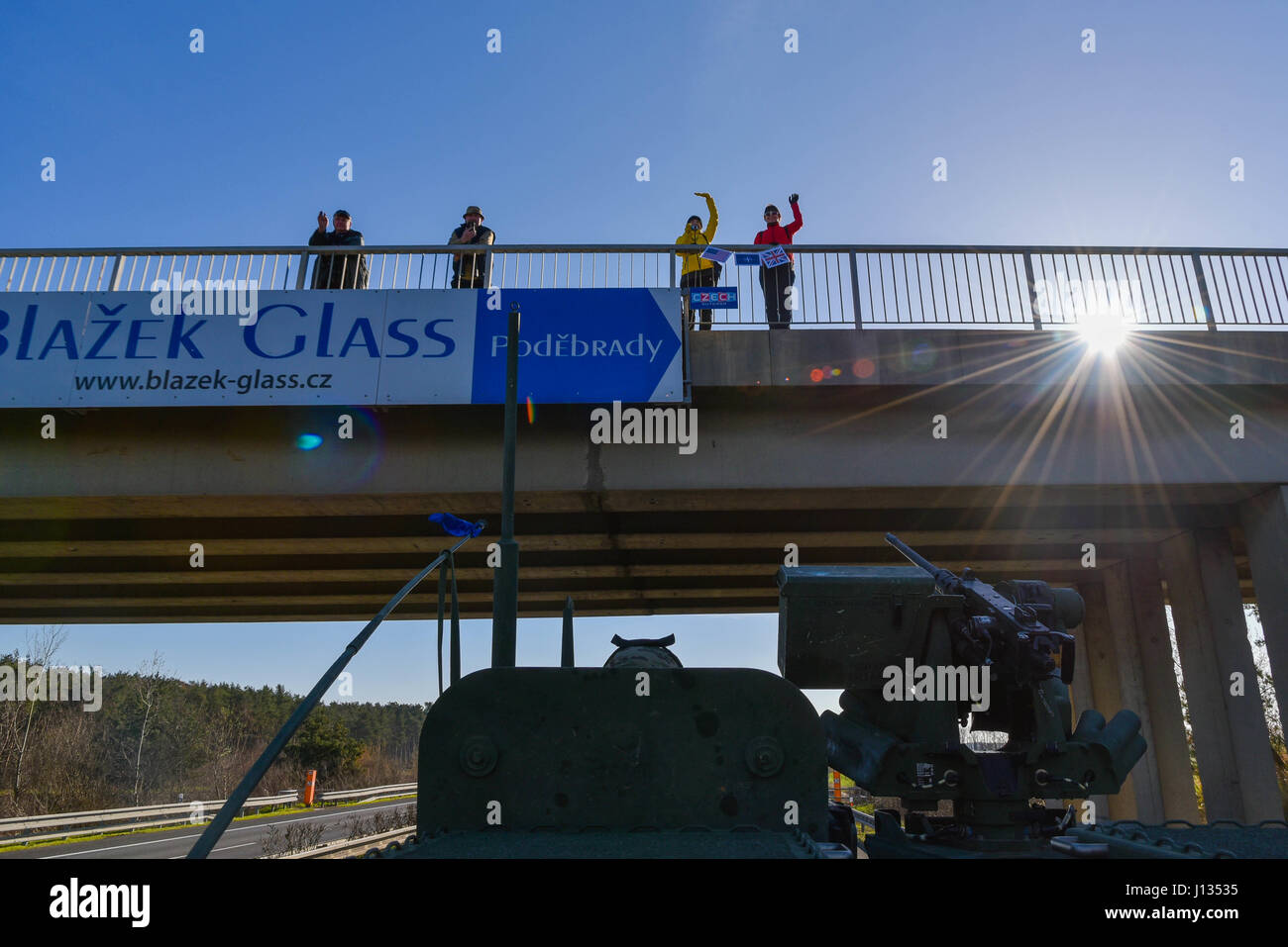 République tchèque salue les citoyens de la Pologne en tant que groupe de combat le convoi passe par la République tchèque, le 26 mars 2017. L'éventualité d'États-Unis, Royaume-Uni et soldats roumains à Orzysz convoyée, Pologne où elles s'intégreront dans le Polish 15e Brigade mécanisée, 16e Division d'infanterie. . Le groupe tactique sera basée en Pologne pour une rotation de six mois l'OTAN pour renforcer la présence de l'avant. L'OTAN est un PEF, alliées de la défense déployées à l'avant et de dissuasion en Europe de l'est de protéger et de rassurer l'Est de l'OTAN, les États membres de leur sécurité. (U.S. Photo de l'armée par la CPS. Nathanael Banque D'Images