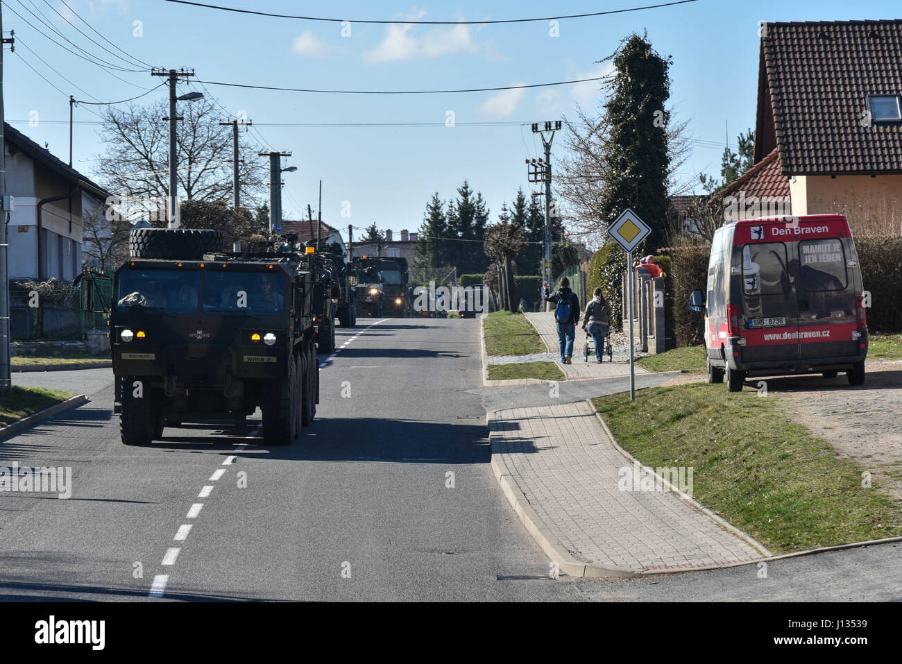 Groupe de combat des soldats, avec la Pologne, voyage à travers la République tchèque, le 26 mars 2017. L'éventualité d'États-Unis, Royaume-Uni et soldats roumains à Orzysz convoyée, Pologne où elles s'intégreront dans le Polish 15e Brigade mécanisée, 16e Division d'infanterie. Le groupe tactique sera basée en Pologne pour une rotation de six mois l'OTAN pour renforcer la présence de l'avant. L'OTAN est un PEF, alliées de la défense déployées à l'avant et de dissuasion en Europe de l'est de protéger et de rassurer l'Est de l'OTAN, les États membres de leur sécurité. (U.S. Photo de l'armée par la CPS. Nathanael Mercado) Banque D'Images