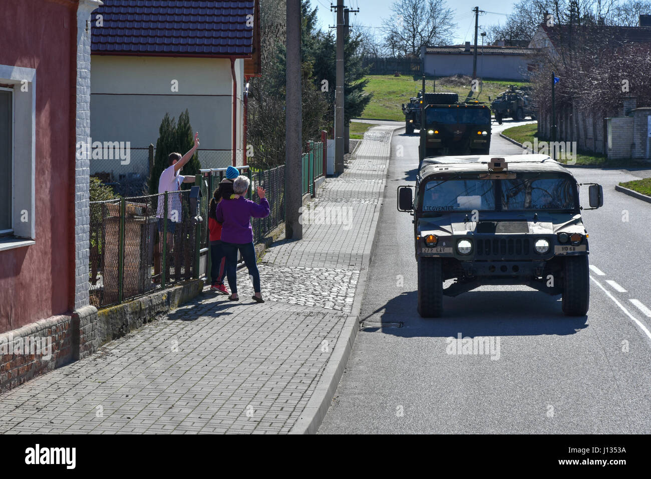 République tchèque salue les citoyens de la Pologne en tant que groupe de combat le convoi passe par la République tchèque, le 26 mars 2017. L'éventualité d'États-Unis, Royaume-Uni et soldats roumains à Orzysz convoyée, Pologne où elles s'intégreront dans le Polish 15e Brigade mécanisée, 16e Division d'infanterie. . Le groupe tactique sera basée en Pologne pour une rotation de six mois l'OTAN pour renforcer la présence de l'avant. L'OTAN est un PEF, alliées de la défense déployées à l'avant et de dissuasion en Europe de l'est de protéger et de rassurer l'Est de l'OTAN, les États membres de leur sécurité. (U.S. Photo de l'armée par la CPS. Nathanael Banque D'Images