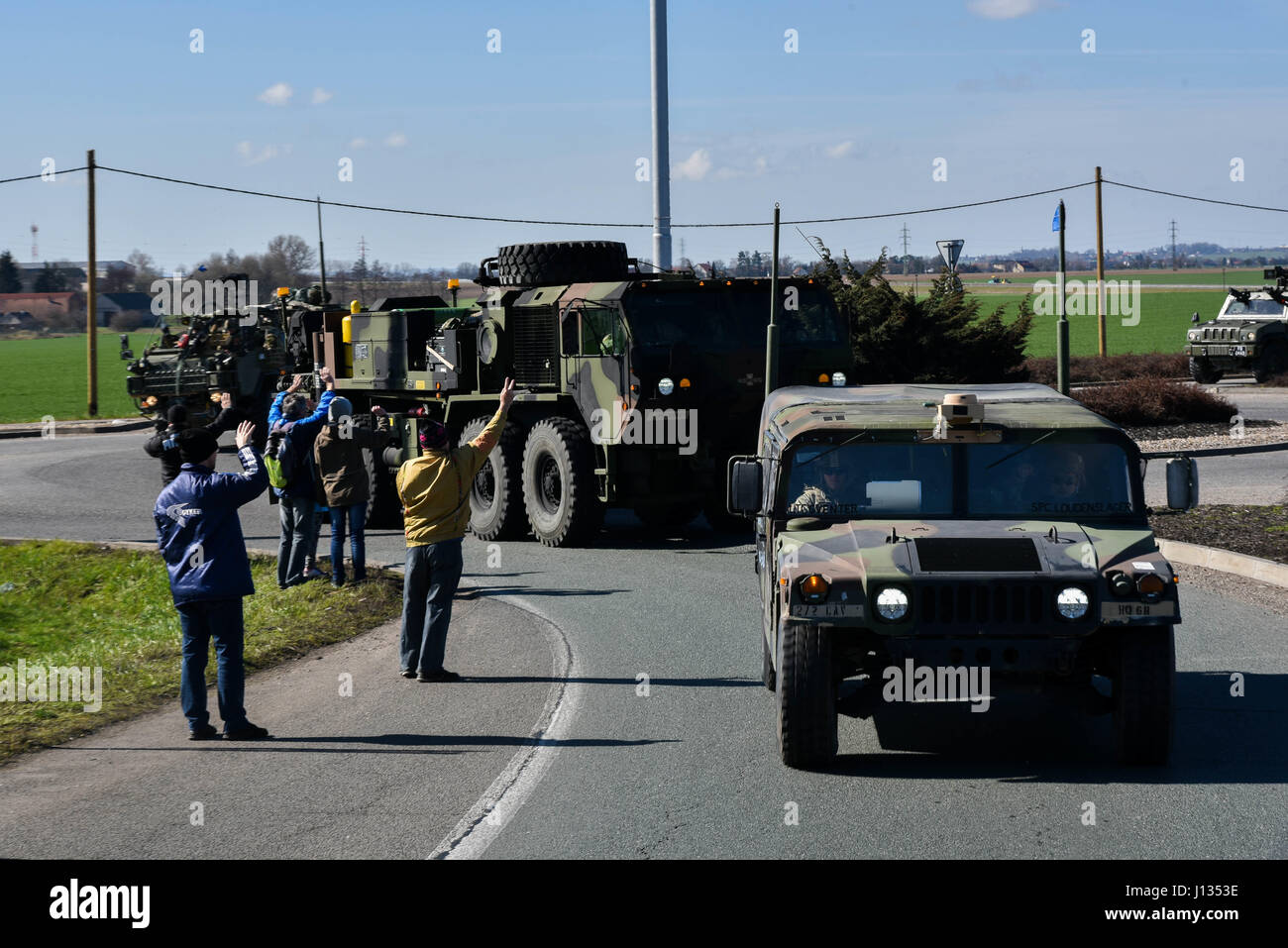 République tchèque salue les citoyens de la Pologne en tant que groupe de combat le convoi passe par la République tchèque, le 26 mars 2017. L'éventualité d'États-Unis, Royaume-Uni et soldats roumains à Orzysz convoyée, Pologne où elles s'intégreront dans le Polish 15e Brigade mécanisée, 16e Division d'infanterie. . Le groupe tactique sera basée en Pologne pour une rotation de six mois l'OTAN pour renforcer la présence de l'avant. L'OTAN est un PEF, alliées de la défense déployées à l'avant et de dissuasion en Europe de l'est de protéger et de rassurer l'Est de l'OTAN, les États membres de leur sécurité. (U.S. Photo de l'armée par la CPS. Nathanael Banque D'Images