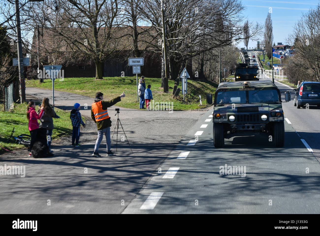 République tchèque salue les citoyens de la Pologne en tant que groupe de combat le convoi passe par la République tchèque, le 26 mars 2017. L'éventualité d'États-Unis, Royaume-Uni et soldats roumains à Orzysz convoyée, Pologne où elles s'intégreront dans le Polish 15e Brigade mécanisée, 16e Division d'infanterie. . Le groupe tactique sera basée en Pologne pour une rotation de six mois l'OTAN pour renforcer la présence de l'avant. L'OTAN est un PEF, alliées de la défense déployées à l'avant et de dissuasion en Europe de l'est de protéger et de rassurer l'Est de l'OTAN, les États membres de leur sécurité. (U.S. Photo de l'armée par la CPS. Nathanael Banque D'Images