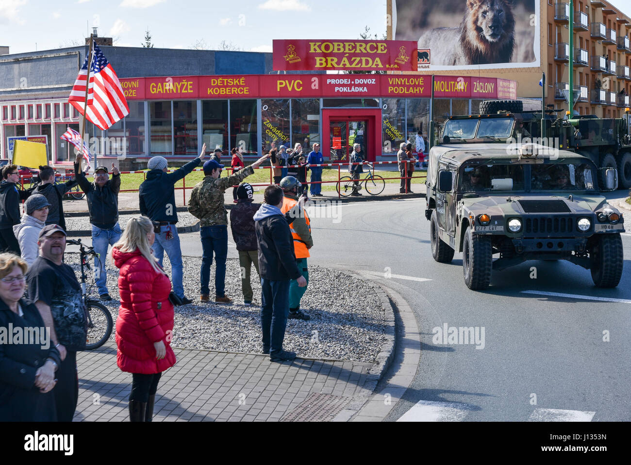 République tchèque salue les citoyens de la Pologne en tant que groupe de combat le convoi passe par la République tchèque, le 26 mars 2017. L'éventualité d'États-Unis, Royaume-Uni et soldats roumains à Orzysz convoyée, Pologne où elles s'intégreront dans le Polish 15e Brigade mécanisée, 16e Division d'infanterie. . Le groupe tactique sera basée en Pologne pour une rotation de six mois l'OTAN pour renforcer la présence de l'avant. L'OTAN est un PEF, alliées de la défense déployées à l'avant et de dissuasion en Europe de l'est de protéger et de rassurer l'Est de l'OTAN, les États membres de leur sécurité. (U.S. Photo de l'armée par la CPS. Nathanael Banque D'Images