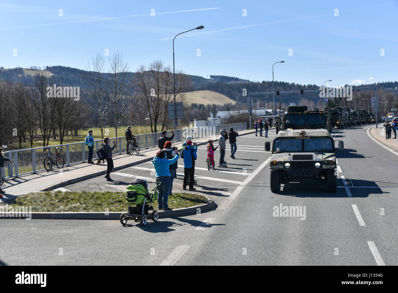 République tchèque salue les citoyens de la Pologne en tant que groupe de combat le convoi passe par la République tchèque, le 26 mars 2017. L'éventualité d'États-Unis, Royaume-Uni et soldats roumains à Orzysz convoyée, Pologne où elles s'intégreront dans le Polish 15e Brigade mécanisée, 16e Division d'infanterie. . Le groupe tactique sera basée en Pologne pour une rotation de six mois l'OTAN pour renforcer la présence de l'avant. L'OTAN est un PEF, alliées de la défense déployées à l'avant et de dissuasion en Europe de l'est de protéger et de rassurer l'Est de l'OTAN, les États membres de leur sécurité. (U.S. Photo de l'armée par la CPS. Nathanael Banque D'Images