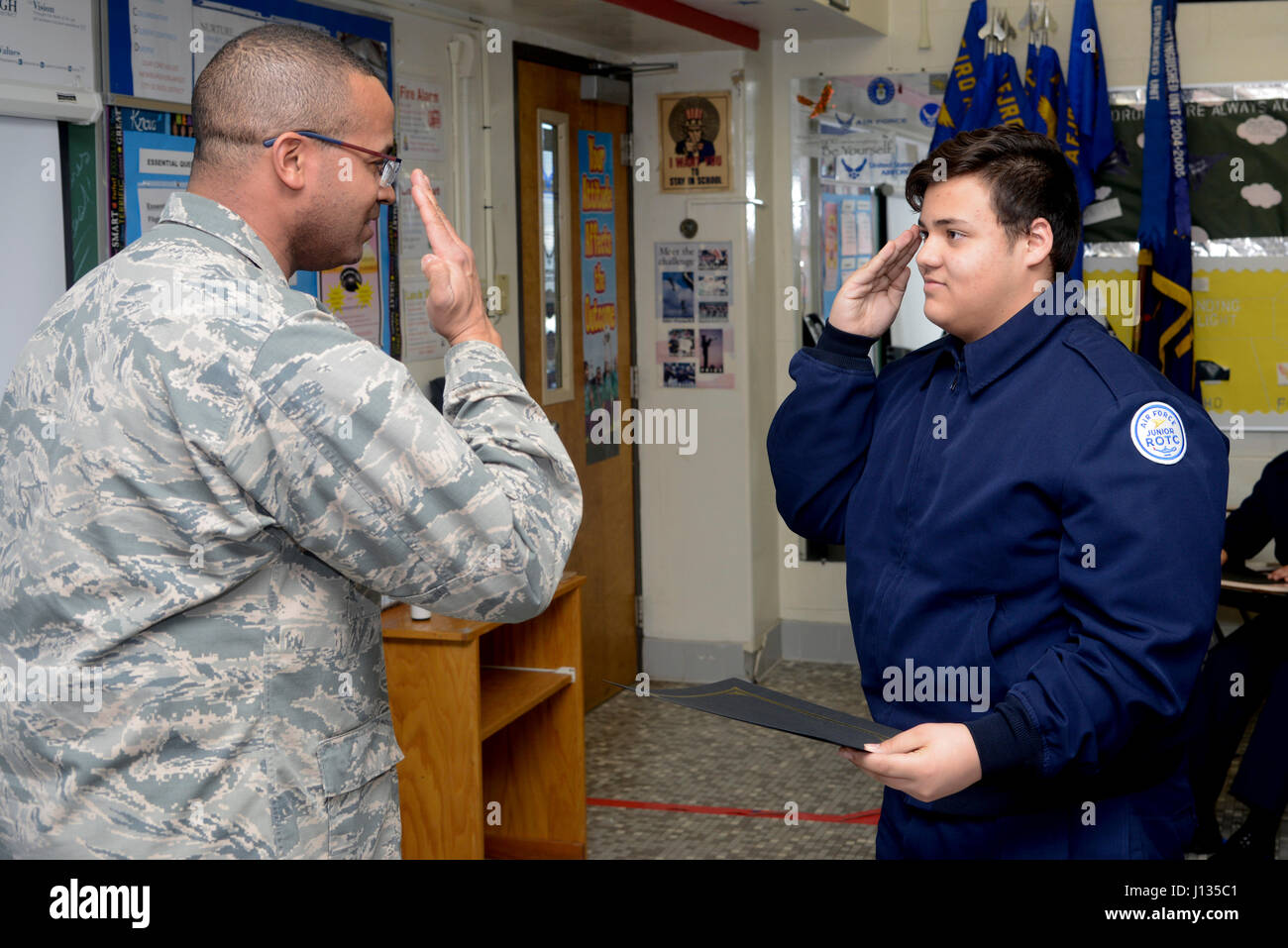 Le Major Eric Durkins, chef d'état-major de la 105e Escadre de transport aérien, présente un certificat de reconnaissance à un cadet à l'Académie libre de Newburgh Réserver Junior Officer Training Corps Mars 29, 2017 programme. Durkins a présenté le Newburgh cadets à base de certificats pour les remercier d'aider le 105e Airlift Wing l'hôte 2017 New York Jeux olympiques spéciaux d'hiver. (U.S. Photo de l'Armée de l'air par le sergent. Julio A. Olivencia Jr.) Banque D'Images