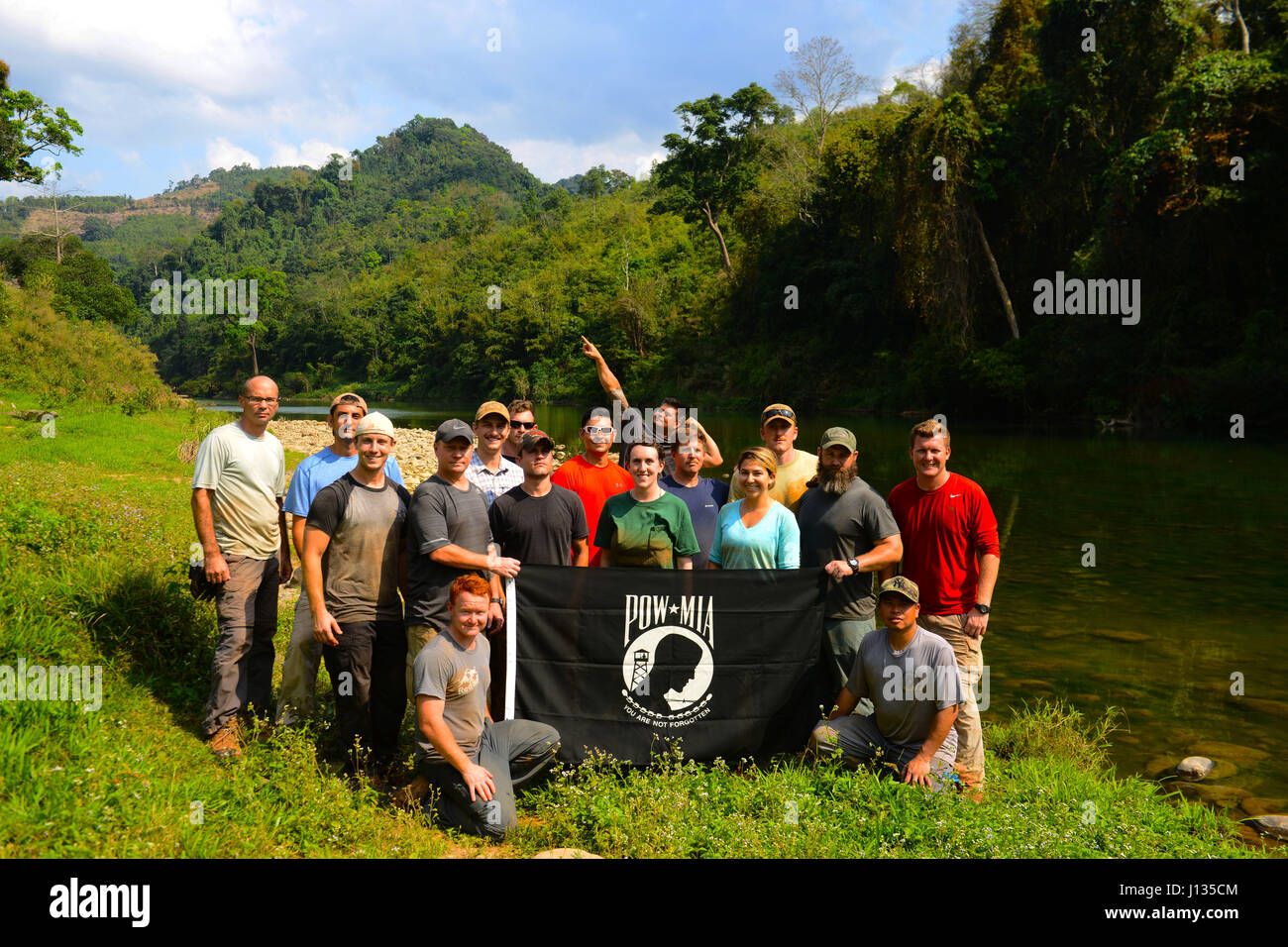 Les membres de l'équipe de rétablissement de la 17-43, déployée par POW/MIA Défense Agence Comptable (DPAA), posent pour une photo de l'équipe dans le cadre d'une mission de récupération près de Ban Chanon village, Khammouon Province, République démocratique populaire lao, le 30 mars, 2017. Les membres de l'équipe de DPAA déployés dans la région dans l'espoir de retrouver les vestiges d'un projet pilote d'utilisations non comptabilisées de la conflit du Vietnam La mission de DPAA est de fournir le plus possible notre personnel manquant à leurs familles et à la nation. (U.S. Photo de l'armée par le sergent. Richard DeWitt) Banque D'Images