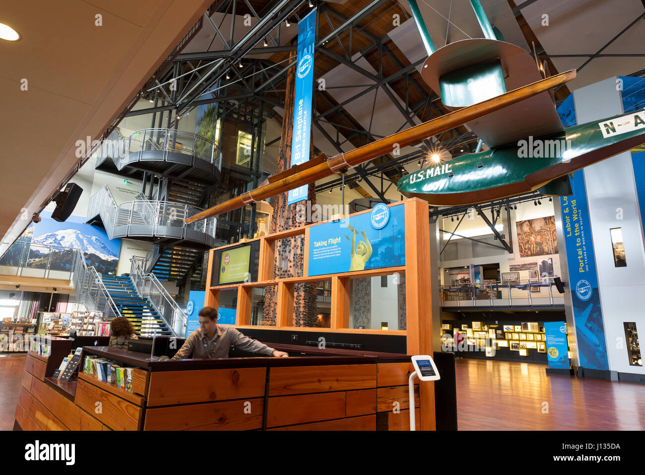 Seattle, Washington : Musée d'histoire et de l'industrie. Les visiteurs au personnel MOHAI le bureau de réception dans la Faye G. Allen Grand Atrium. D'abord établir Banque D'Images