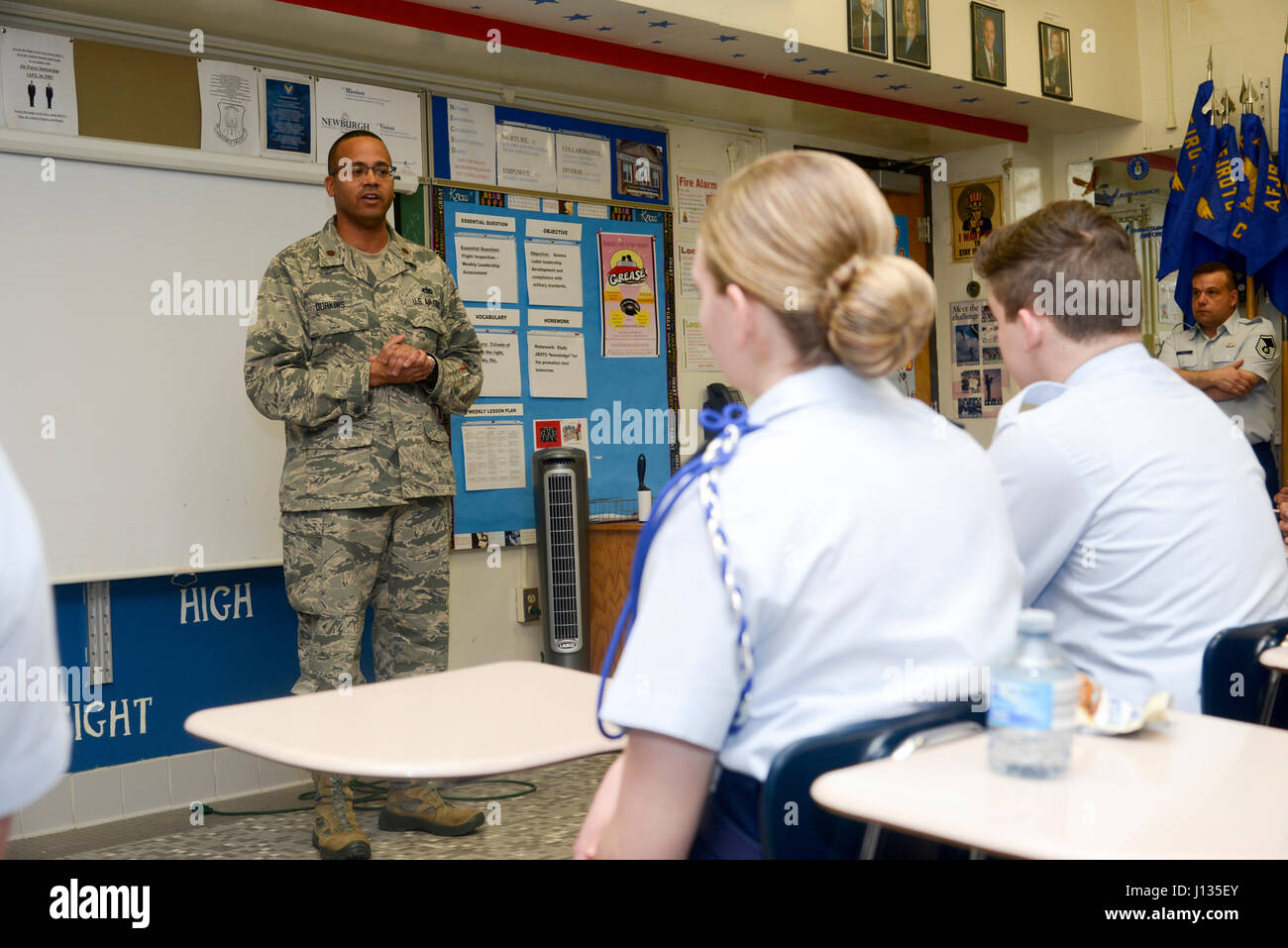 Le Major Eric Durkins, chef d'état-major de la 105e Escadre de transport aérien, parle avec les cadets de l'Académie libre de Newburgh Réserver Junior Officer Training Corps programl 29 mars 2017. Durkins a présenté les cadets avec des certificats pour les remercier d'aider le 105e Airlift Wing l'hôte 2017 New York Jeux olympiques spéciaux d'hiver. (U.S. Photo de l'Armée de l'air par le sergent. Julio A. Olivencia Jr.) Banque D'Images