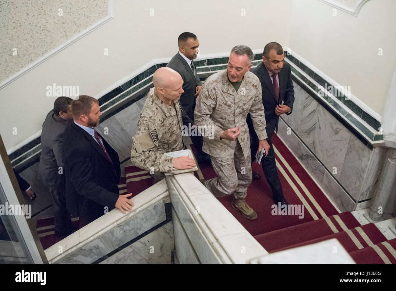 Marine Corps, le général Joseph F. Dunford Jr., président de l'état-major interarmées, promenades à travers les couloirs du ministère de la défense avant de rencontrer le ministre irakien de la Défense Erfan Al-Hiyali à Bagdad, l'Iraq, le 3 avril 2017. (DoD Photo de Maître de 2e classe de la marine Dominique A. Pineiro) Banque D'Images