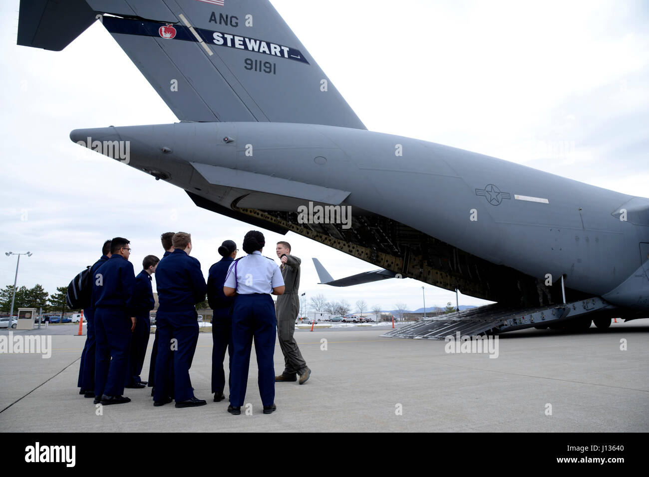 Airman Senior Levi Grant, arrimeur affecté à la 105e Airlift Wing, donne un tour de la C-17 Globemaster III de cadets de l'Académie libre de Newburgh programme de formation des officiers subalternes de réserve à Stewart Air National Guard Base, New York le 3 avril 2017. Les cadets ont visité le C-17 et j'ai fait une démonstration de l'équipement de vol des équipages". (U.S. Photo de l'Armée de l'air par le sergent. Julio A. Olivencia Jr.) Banque D'Images