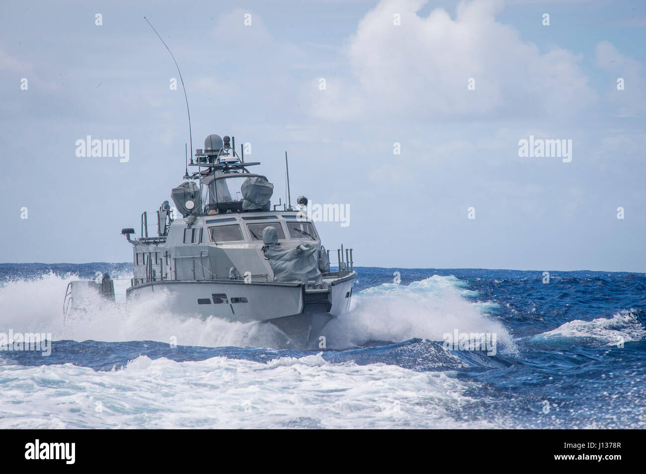 Un MK VI le bateau de patrouille côtière, attribué à Groupe fluviales (CRG) Détachement 1, manoeuvres de Guam au large de Guam le 6 avril 2017. Le GRC Détachement 1 est affecté à Guam, commandant de la Task Force 75, qui est le principal groupe d'expéditionnaires responsable de la planification et l'exécution des opérations fluviales côtières, des explosifs et munitions, de récupération et de plongée mobile, de l'ingénierie et de construction, et la construction sous-marine dans la 7e flotte américaine zone d'opérations. (U.S. Caméra de combat de la marine photo par la communication de masse 3e classe Spécialiste Alfred A. Coffield) Banque D'Images