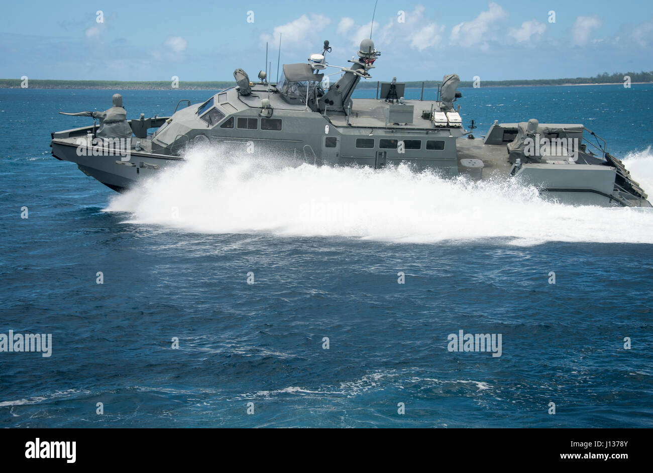 Un MK VI le bateau de patrouille côtière, attribué à Groupe fluviales (CRG) Détachement 1, manoeuvres de Guam au large de Guam le 6 avril 2017. Le GRC Détachement 1 est affecté à Guam, commandant de la Task Force 75, qui est le principal groupe d'expéditionnaires responsable de la planification et l'exécution des opérations fluviales côtières, des explosifs et munitions, de récupération et de plongée mobile, de l'ingénierie et de construction, et la construction sous-marine dans la 7e flotte américaine zone d'opérations. (U.S. Caméra de combat de la marine photo par la communication de masse 3e classe Spécialiste Alfred A. Coffield) Banque D'Images