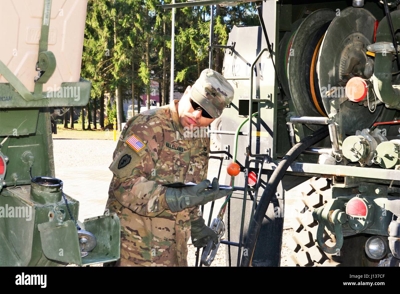 Des soldats du Groupement tactique, Pologne, plein de véhicules militaires le 7 avril 2017 en Pologne, Orzysz. Pologne Groupe de combat, composée d'Américains, Britanniques et des soldats polonais, roumain est actuellement déployé à Orzysz, Pologne, pour six mois à l'appui de l'OTAN vers l'amélioration de présence (PEF). L'OTAN est un PEF, alliées de la défense déployées à l'avant et de dissuasion en Europe de l'est de protéger et de rassurer l'Est de l'OTAN, les États membres de leur sécurité. (U.S. Photo de l'Armée de Charles Rosemond, Équipe de soutien à la formation). Orzysz Banque D'Images