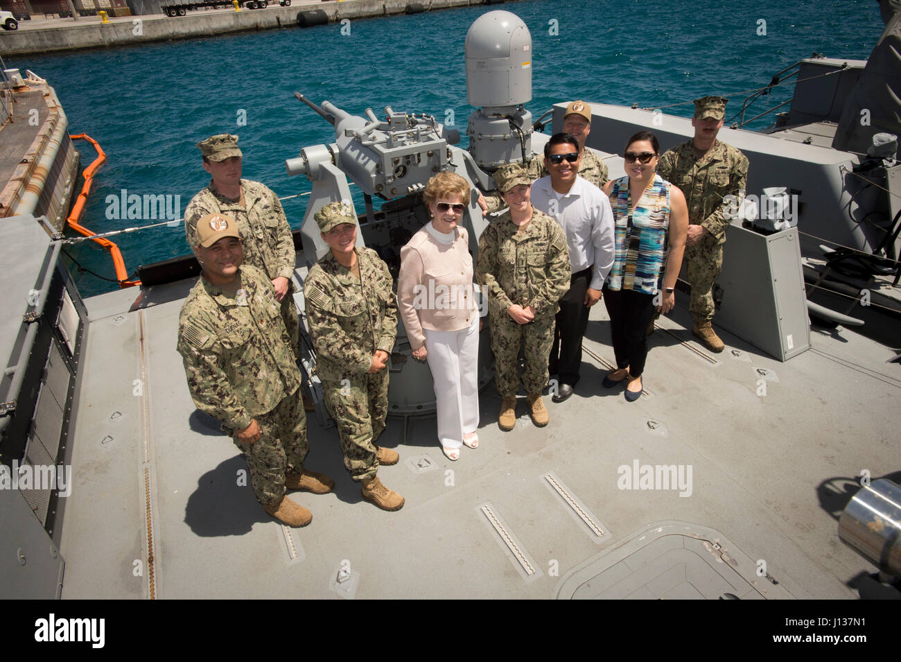 Mme Madeleine Z. Bordallo, Guam a délégué à la Chambre des représentants des États-Unis, de visites avec les marins affectés au groupe fluviales côtières (CRG) 1 Guam détachement à bord d'un bateau de patrouille MK VI à base navale américaine Guam Le 13 avril 2017. CRG 1 Guam Détachement effectue des opérations de sécurité maritime dans la gamme complète de naval, les opérations interarmées et interalliées dans la planification et l'exécution du commandant de la Force 75. (U.S. Caméra de combat de la marine photo de Mass Communication Specialist 1re classe Kleynia R. McKnight) Banque D'Images