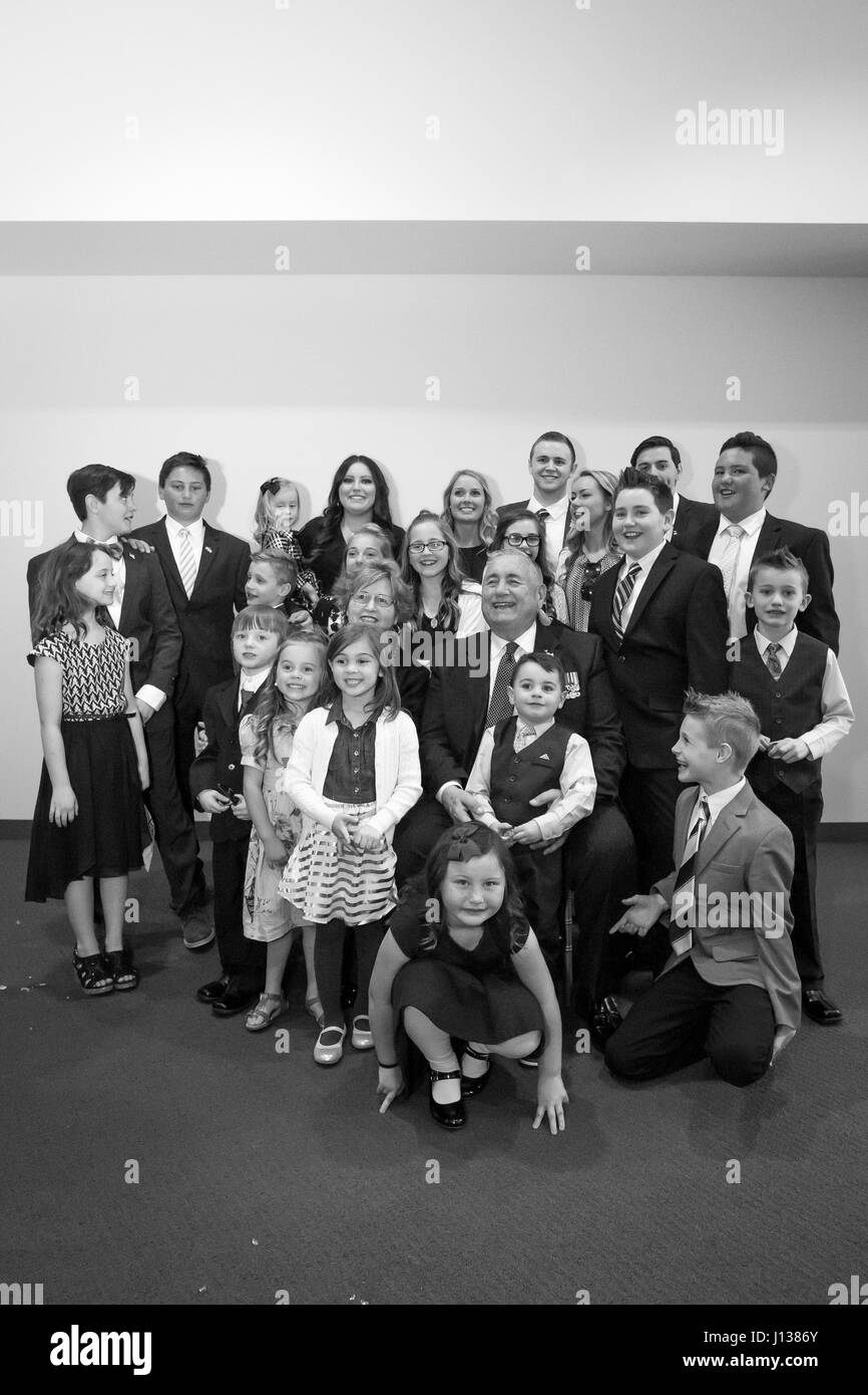 Les membres de la famille Snowden posent pour une photo de famille à la suite d'une réception organisée après le service commémoratif en l'honneur du Corps des Marines des États-Unis à la retraite le général Lawrence F. Snowden au National Museum of the Marine Corps, Triangle, en Virginie, le 8 avril 2017. Snowden, qui a pris sa retraite en 1979 après près de 40 ans de service, ont combattu en engagement pendant la Seconde Guerre mondiale, la guerre de Corée et la guerre du Vietnam. (U.S. Marine Corps Photo par Cpl Timothy A. Turner) Banque D'Images