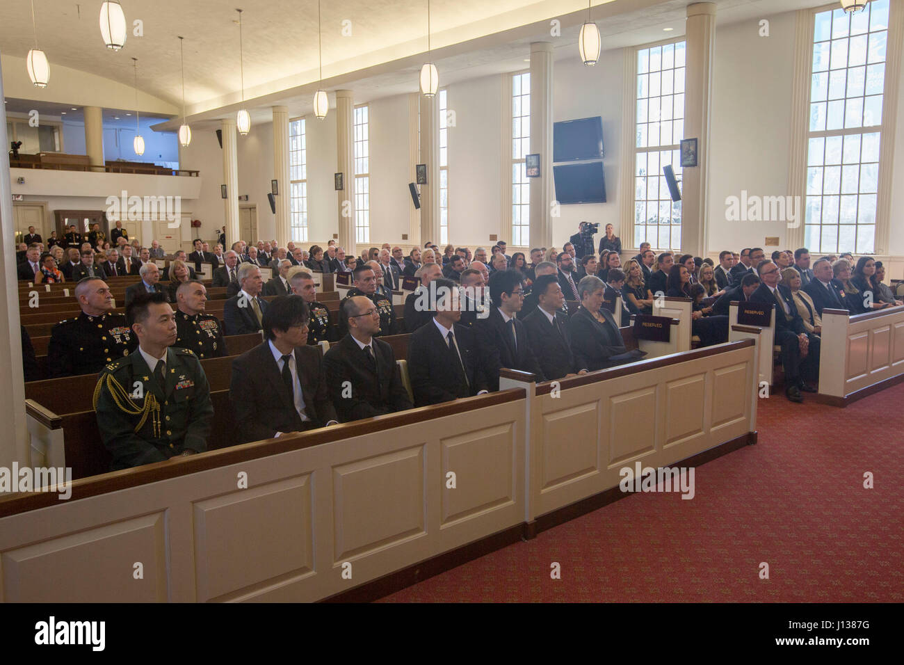 Famille et invités de respecter le service commémoratif du Corps des Marines à la retraite le général Lawrence F. Snowden durant son service commémoratif à la U.S. Marine Memorial Chapel, Quantico, en Virginie, le 8 avril 2017. Snowden a pris sa retraite en 1979 après près de 40 ans de service, ont combattu en engagement pendant la Seconde Guerre mondiale, la guerre de Corée, et au Vietnam. Il est décédé le 18 février 2017. Il est bien en vue de la retraite après avoir connu pour l'organisation de la réunion "d'honneur" des missions qui est l'occasion pour le japonais et américains des anciens combattants et leurs familles, les dignitaires, les chefs et les soldats des deux nations à venir t Banque D'Images