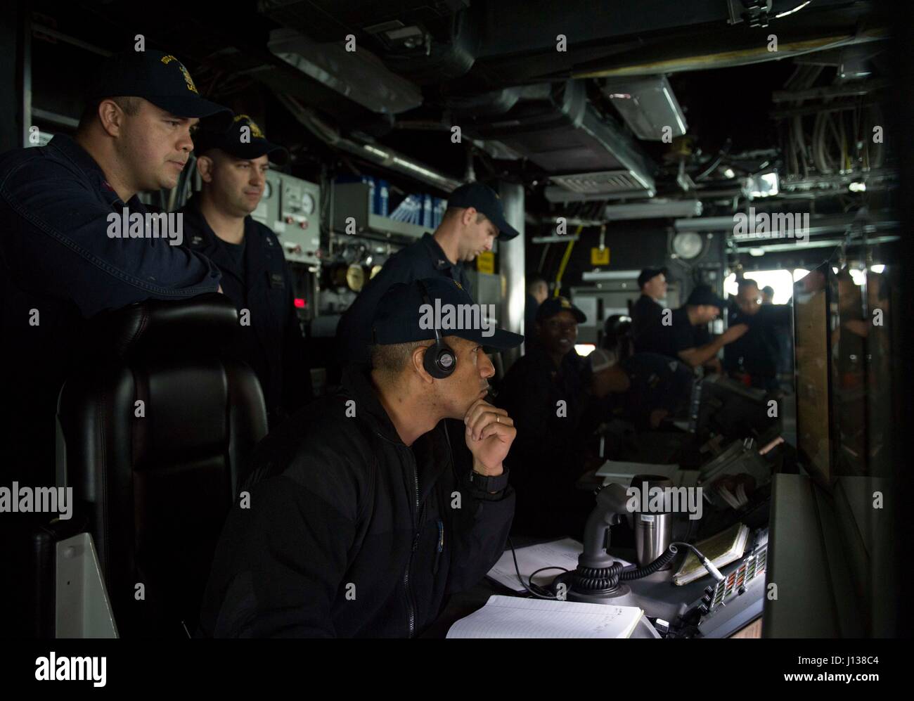 170408-N-WV703-053 Mer de Chine du Sud (8 avril 2017) en tant que chef de l'exploitation des marins observer Juzebonnie Spécialiste Mendoza, centre, monte la garde sur le pont avant de littoral lutte contre le USS Coronado (LCS) en cours 4. En ce moment sur un déploiement de rotation en 7e Flotte des États-Unis zone de responsabilité, Coronado est un navire de guerre rapide et agile sur mesure pour patrouiller les eaux littorales de la région et travailler à coque coque avec des marines, partenaire fournissant 7e flotte avec les capacités flexibles dont elle a besoin maintenant et dans l'avenir. (U.S. Photo par marine Spécialiste de la communication de masse 2e classe Amy M. Ressler/libérés) Banque D'Images