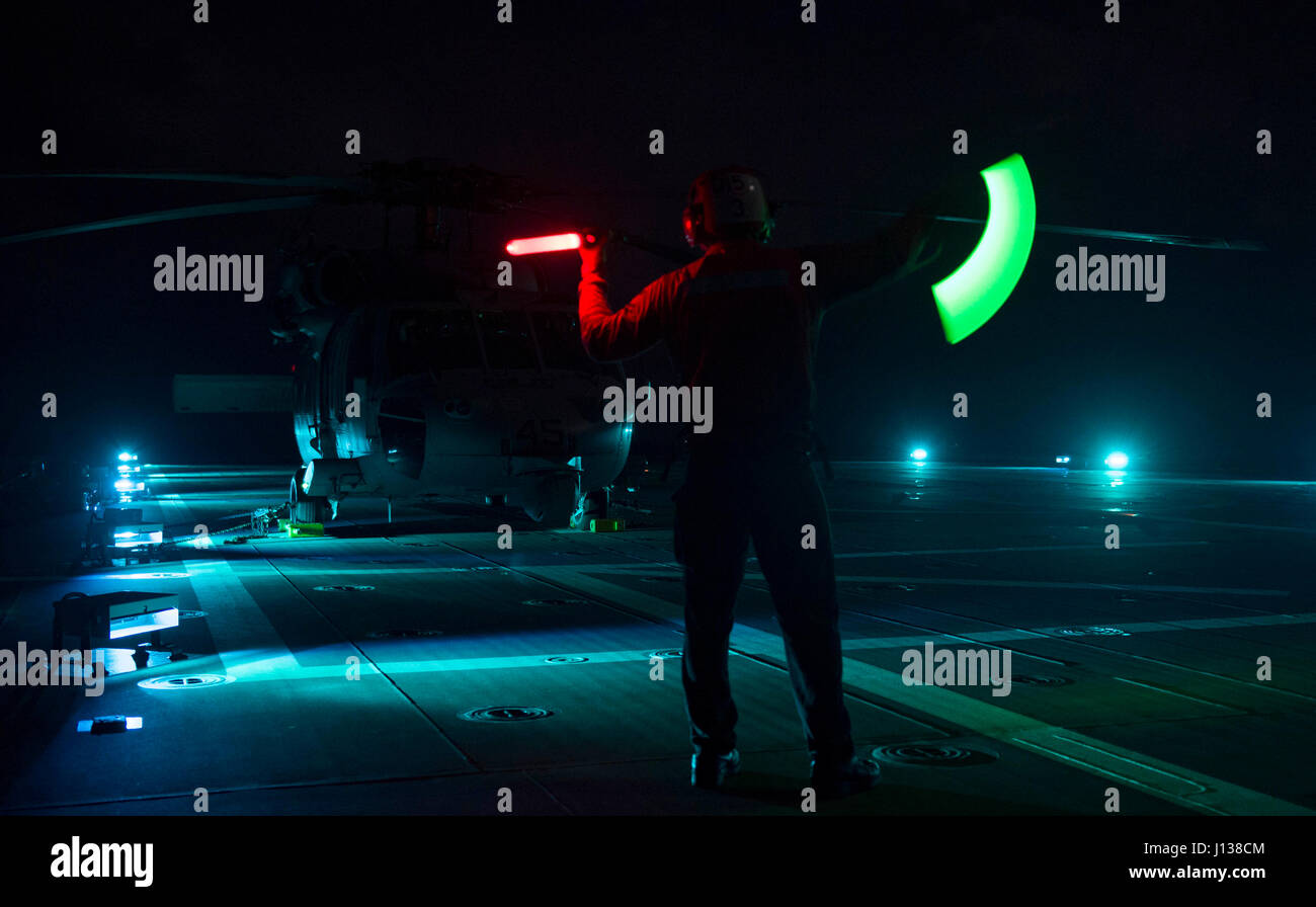 170408-N-WV703-295 Mer de Chine du Sud (8 avril 2017) l'Aviation 2e classe Ordnanceman Luis Valladares signale un hélicoptère Seahawk MH-60 avant de quarts à bord du vol de combat littoral USS Coronado (LCS) 4. En ce moment sur un déploiement de rotation en 7e Flotte des États-Unis zone de responsabilité, Coronado est un navire de guerre rapide et agile sur mesure pour patrouiller les eaux littorales de la région et travailler à coque coque avec des marines, partenaire fournissant 7e flotte avec les capacités flexibles dont elle a besoin maintenant et dans l'avenir. (U.S. Photo par marine Spécialiste de la communication de masse 2e classe Amy M. Ressler/libérés) Banque D'Images