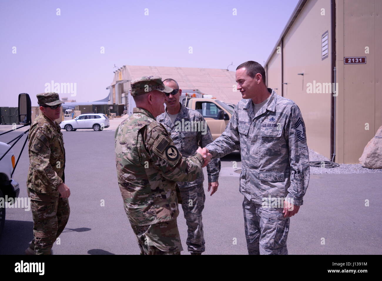 Général Stephen W. 'Seve' Wilson (à gauche) serre la main du chef de l'Armée de l'air le Master Sergeant Austin (à droite) lors d'une visite à l'expéditionnaire de la 386e groupe de maintenance des aéronefs à un en Asie du Sud-Ouest, le 9 avril 2017. Le 386e groupe de maintenance des aéronefs expéditionnaire est composé d'aviateurs à partir de plusieurs unités, y compris le 145e Airlift Wing de la Caroline du Nord. (U.S. Photo de la Garde nationale aérienne par le sergent. Alejandro Armendariz) Banque D'Images