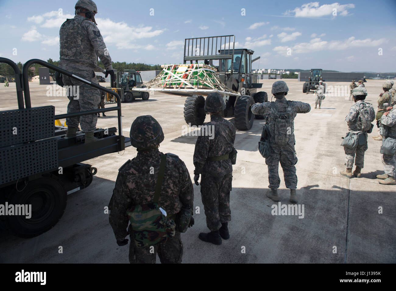 Les aviateurs de l'US Air Force affecté à la 621e Escadre le Plan d'intervention stationnés à Joint Base McGuire-Dix-Lakehurst, New Jersey), et la République de Corée d'aviateurs de l'Armée de l'air à décharger des marchandises d'un ROKAF C-130H au cours de l'effort de Distribution Turbo 17-3, à la base aérienne de Pohang, République de Corée, le 10 avril 2017. La 621 CRW trains régulièrement dans le cadre de la commande de transport américain FOI-PO avec Port rapide unités d'ouvrant et de la Défense, le personnel de l'Agence de Logistique sur une base trimestrielle afin de maintenir les compétences et à développer la familiarité entre les unités. (U.S. Air Force photo de Tech. Le Sgt. Gustavo Gonzalez/RE Banque D'Images