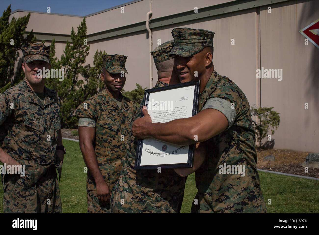 U.S. Marine Corps nouvellement promu sergent-chef. Anthony Mendoza, l'anti-terrorisme et de la protection de la force pour chef 3rd Marine Aircraft Wing (3dMAW), G-3 Opérations, reçoit de ses collègues congratuations G-3 Marines peu après sa promotion cérémonie à l'édifice du siège social 3dMAW au Marine Corps Air Station Miramar San Diego, Californie, le 10 avril 2017. (USMC photo par le s.. Jon Spencer) Banque D'Images