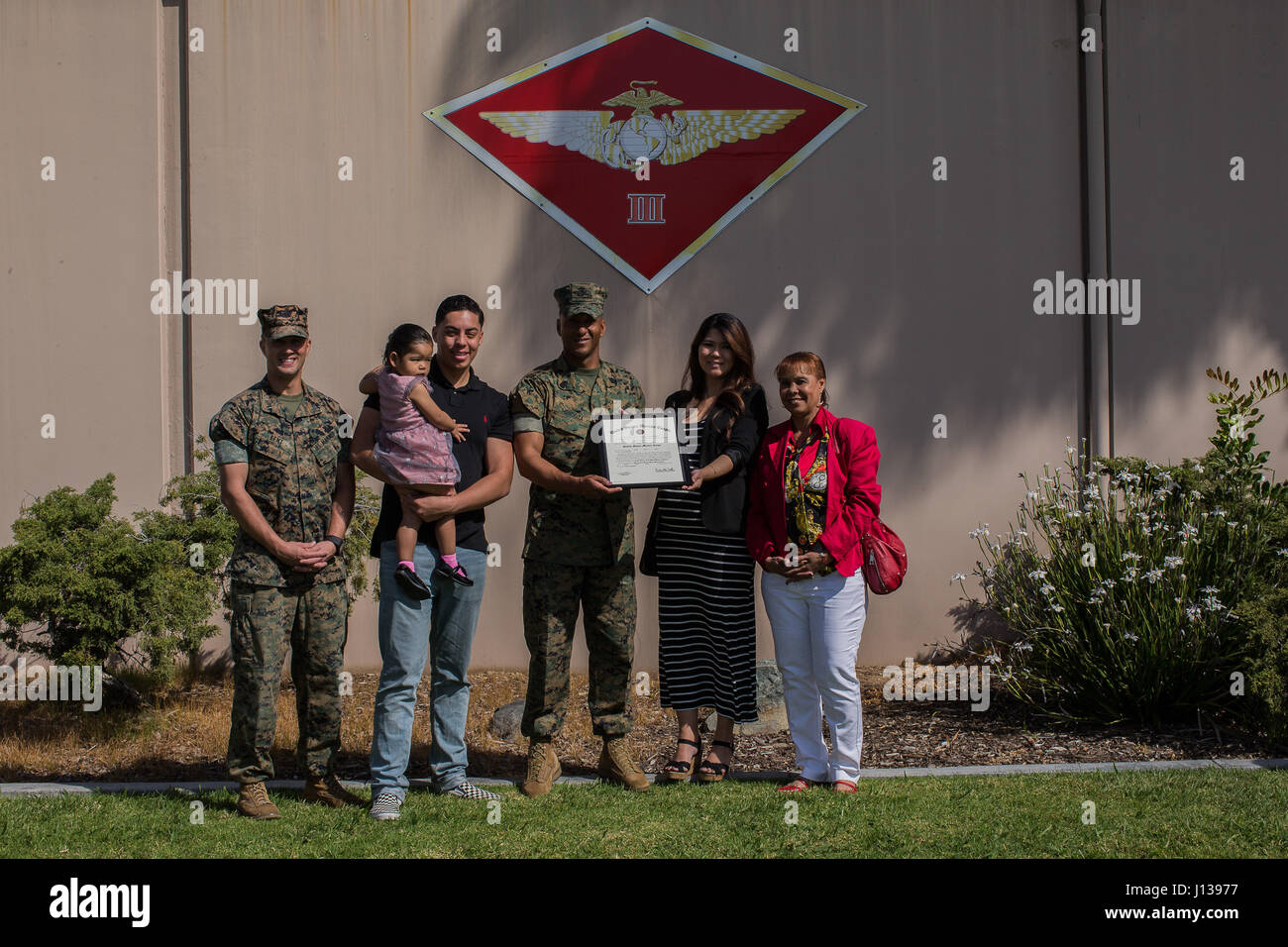 Le sergent d'artillerie du Corps des Marines des États-Unis. Anthony Mendoza, l'anti-terrorisme et de la protection de la force pour chef 3rd Marine Aircraft Wing (3dMAW), G-3 Opérations, reçoit la promotion au grade de sergent-chef à l'immeuble du siège 3dMAW au Marine Corps Air Station Miramar San Diego, Californie, le 10 avril 2017. (USMC photo par le s.. Jon Spencer) Banque D'Images