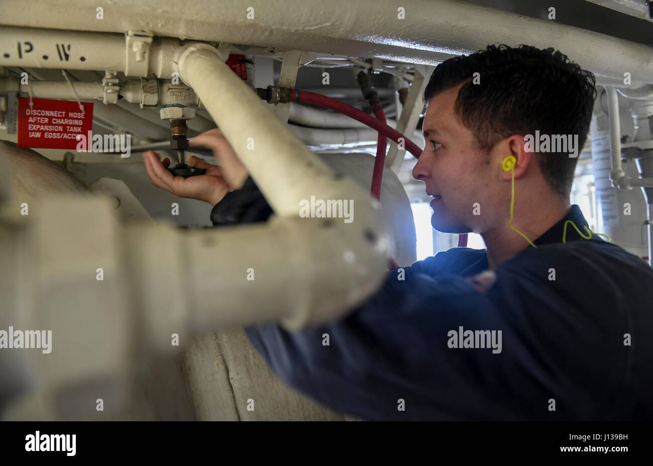 170410-N-RM689-018 Mer de Chine du Sud (10 avril 2017) Nicolas Pompier Réparateur de machines de Higgins, New Bern, Louisiane, vérifie un robinet sur un réservoir d'expansion au cours d'une vérification de maintenance de routine à bord de la classe Arleigh Burke destroyer lance-missiles USS Wayne E. Meyer (DDG 108). Wayne E. Meyer est en fonction d'un programme de déploiement de l'ouest du Pacifique avec le groupe aéronaval du Carl Vinson dans le cadre de la flotte américaine du Pacifique visant à étendre la flotte des États-Unis 3e fonctions de commandement et de contrôle dans l'Indo-Asia-région du Pacifique. Porte-avions de la marine américaine ont patrouillé régulièrement des groupes de grève dans les Banque D'Images