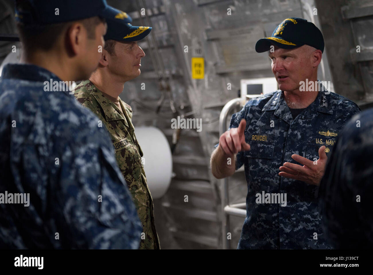170410-N-WV703-482 de la base navale de Changi, Singapour (10 avril 2017) Vice-amiral. Tom Rowden, commandant de la marine, des forces de surface, droite, parle avec Adm arrière. Donald Gabrielson, Commandant, Groupe de la logistique, de l'ouest du Pacifique centre, et le capitaine H.B. Le commodore, Escadre de destroyers, 7, gauche, au cours d'une visite à bord du navire de combat littoral USS Coronado (LCS) 4. En ce moment sur un déploiement de rotation en 7e Flotte des États-Unis zone de responsabilité, Coronado est un navire de guerre rapide et agile sur mesure pour patrouiller les eaux littorales de la région et travailler à coque coque avec des marines, partenaire fournissant 7e flotte avec les capacités flexibles il Banque D'Images