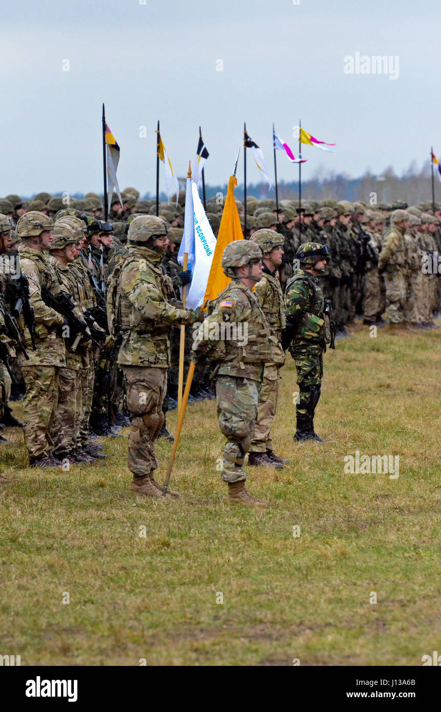 Des soldats du Groupement tactique Pologne participer à une cérémonie pour le lancement de leur déploiement, le 13 avril. Pologne Groupe de combat se compose de soldats des États-Unis, Royaume-Uni, en Roumanie et en Pologne dans le cadre de l'OTAN vers l'amélioration de la présence. Pologne Groupe de combat s'est engagé à la défense collective et la sécurité de l'OTAN et de pays partenaires dans la région de l'Europe. (U.S. Photo de l'armée par le sergent. Charlene Moler) Banque D'Images