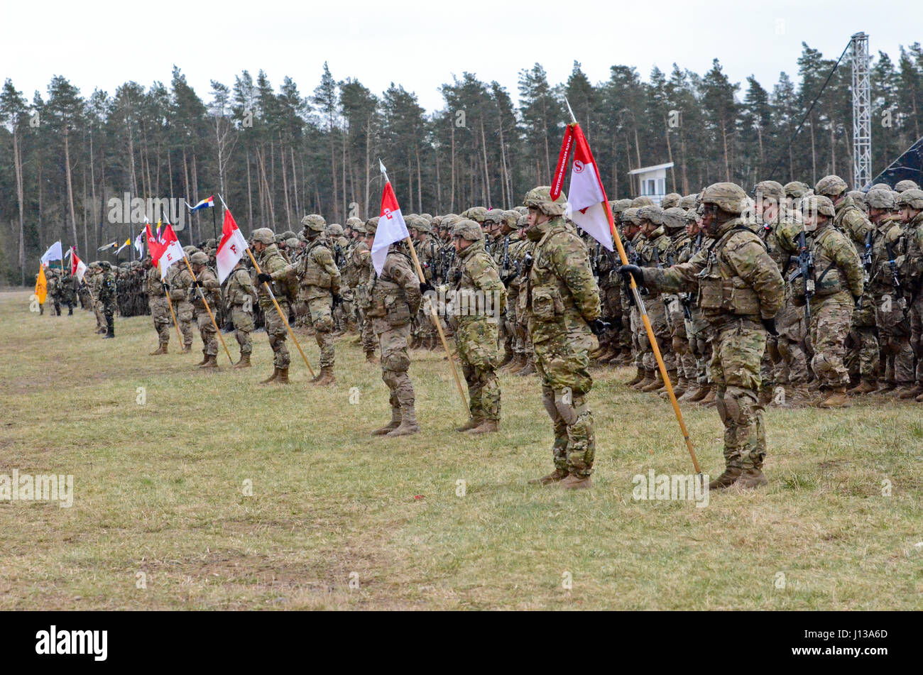 Des soldats du Groupement tactique Pologne participer à une cérémonie pour le lancement de leur déploiement, le 13 avril. Pologne Groupe de combat se compose de soldats des États-Unis, Royaume-Uni, en Roumanie et en Pologne dans le cadre de l'OTAN vers l'amélioration de la présence. Pologne Groupe de combat s'est engagé à la défense collective et la sécurité de l'OTAN et de pays partenaires dans la région de l'Europe. (U.S. Photo de l'armée par le sergent. Charlene Moler) Banque D'Images