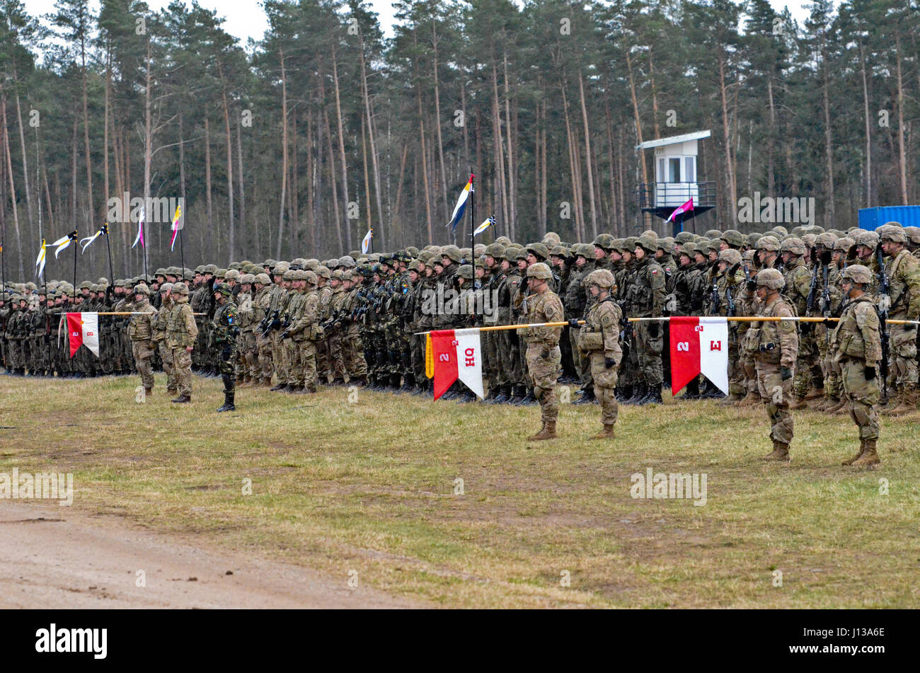 Des soldats du Groupement tactique Pologne participer à une cérémonie pour le lancement de leur déploiement, le 13 avril. Pologne Groupe de combat se compose de soldats des États-Unis, Royaume-Uni, en Roumanie et en Pologne dans le cadre de l'OTAN vers l'amélioration de la présence. Pologne Groupe de combat s'est engagé à la défense collective et la sécurité de l'OTAN et de pays partenaires dans la région de l'Europe. (U.S. Photo de l'armée par le sergent. Charlene Moler) Banque D'Images