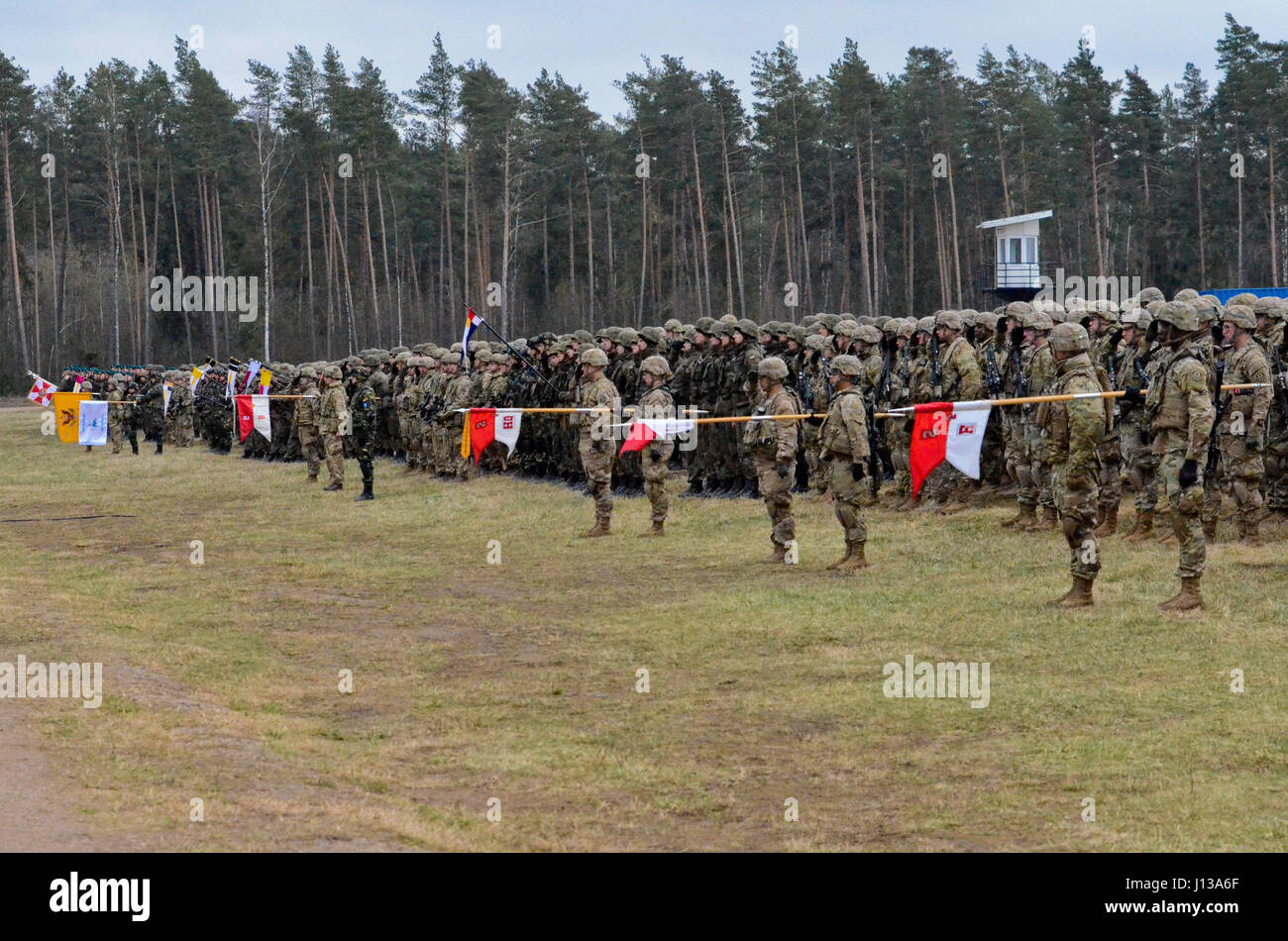 Des soldats du Groupement tactique Pologne participer à une cérémonie pour le lancement de leur déploiement, le 13 avril. Pologne Groupe de combat se compose de soldats des États-Unis, Royaume-Uni, en Roumanie et en Pologne dans le cadre de l'OTAN vers l'amélioration de la présence. Pologne Groupe de combat s'est engagé à la défense collective et la sécurité de l'OTAN et de pays partenaires dans la région de l'Europe. (U.S. Photo de l'armée par le sergent. Charlene Moler) Banque D'Images