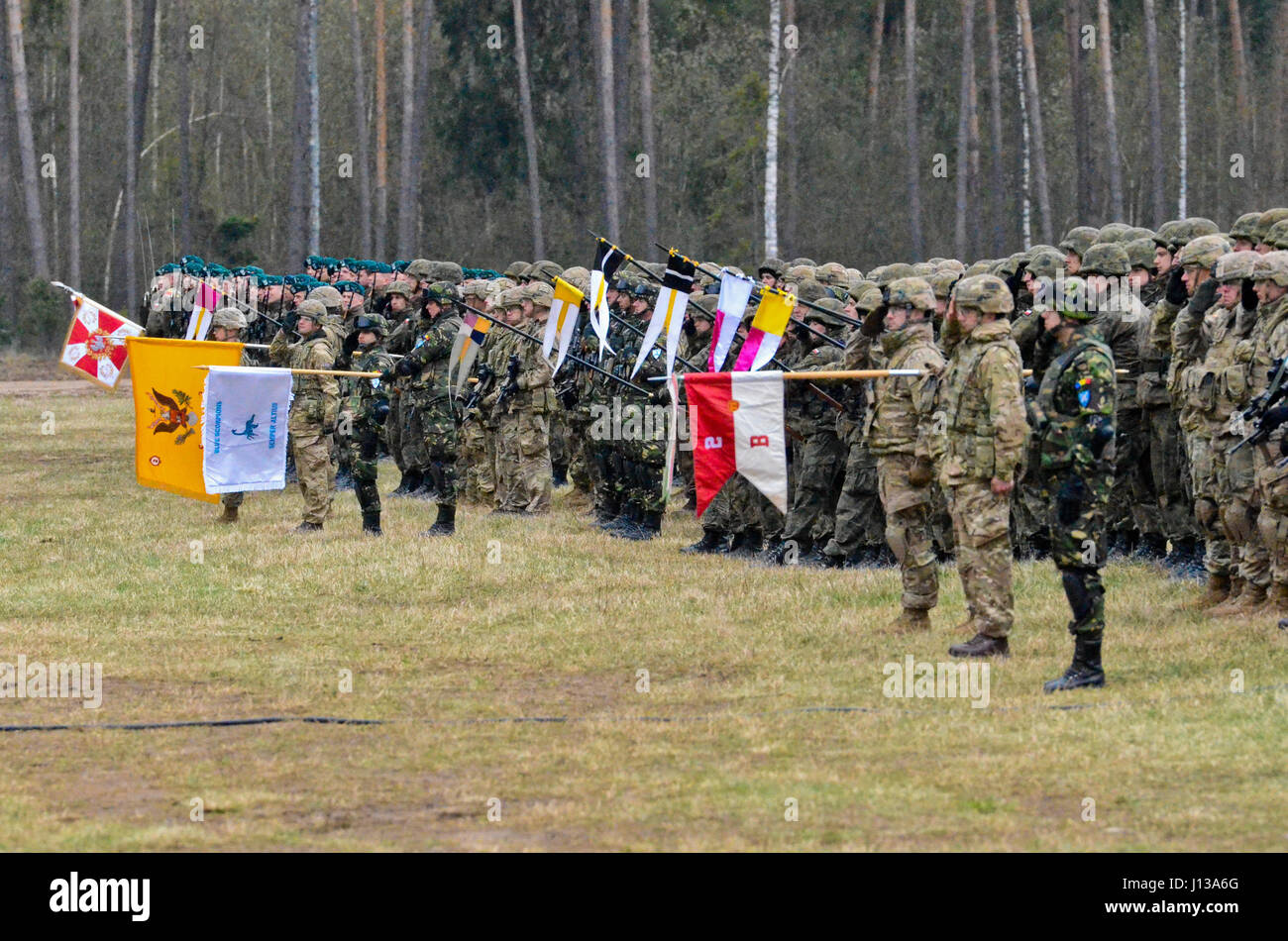 Des soldats du Groupement tactique Pologne participer à une cérémonie pour le lancement de leur déploiement, le 13 avril. Pologne Groupe de combat se compose de soldats des États-Unis, Royaume-Uni, en Roumanie et en Pologne dans le cadre de l'OTAN vers l'amélioration de la présence. Pologne Groupe de combat s'est engagé à la défense collective et la sécurité de l'OTAN et de pays partenaires dans la région de l'Europe. (U.S. Photo de l'armée par le sergent. Charlene Moler) Banque D'Images