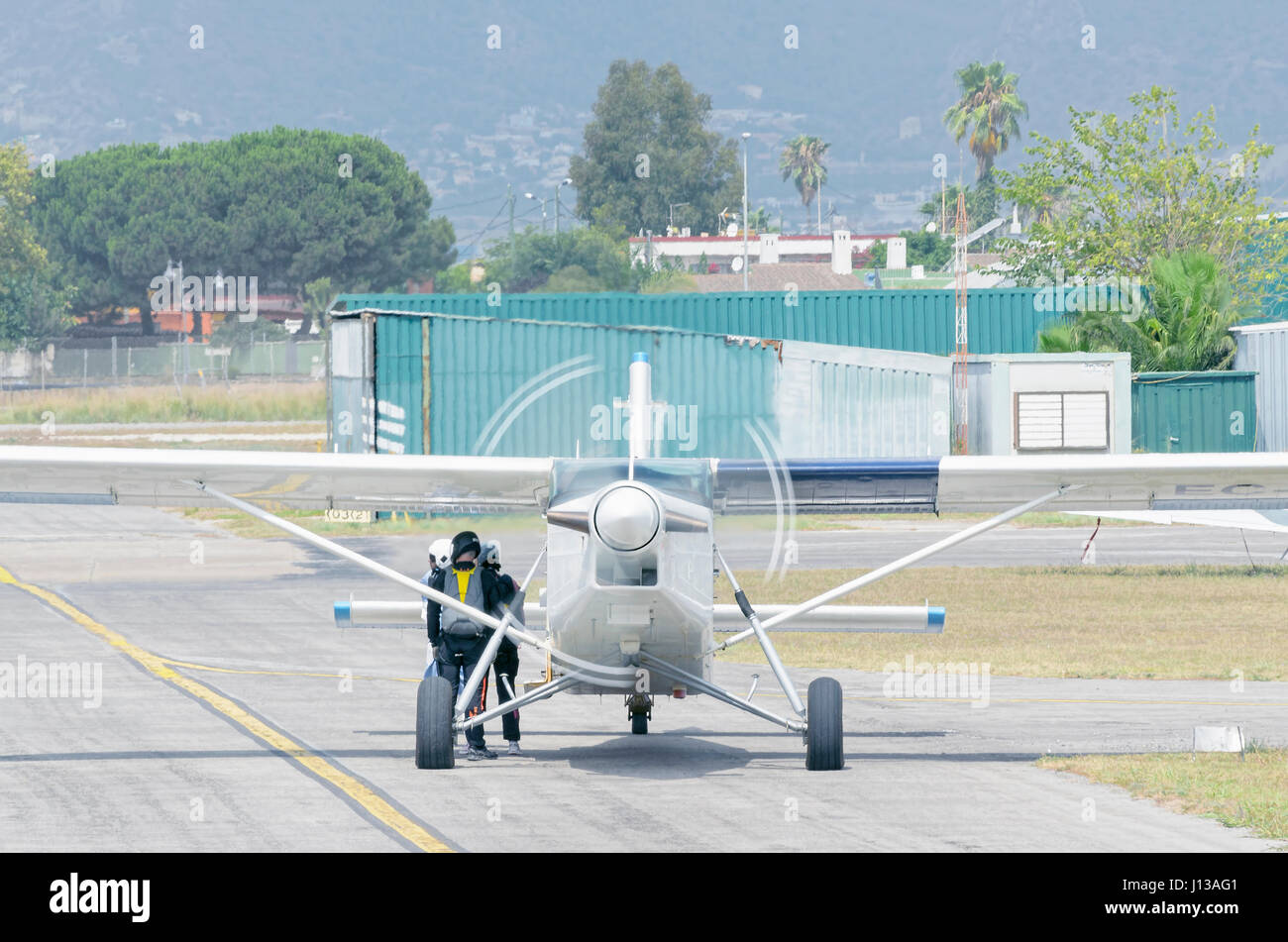 Light Aircraft Pilatus PC-6 B2-H4 Turbo Porter, en attente de parachutistes, dans la région de Castellon de la Plana (l'aérodrome de Valence - Espagne). L'heure d'été. Banque D'Images