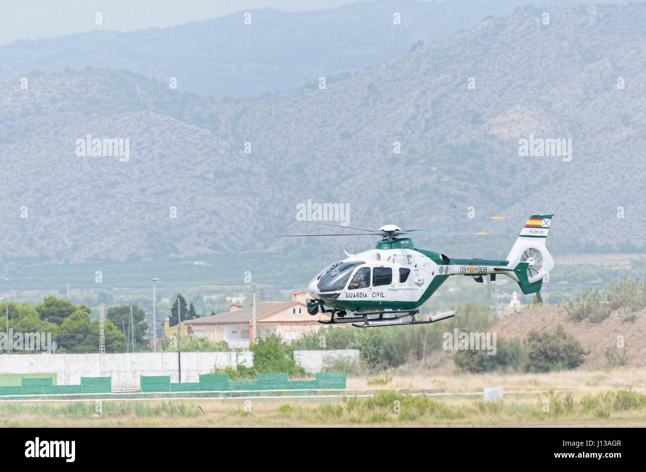 Hélicoptère Eurocopter EC135, Airbus (H135), de la Guardia Civil espagnole du contrôle du trafic aérien (corps de sécurité), est l'atterrissage à Castellon de la plana Banque D'Images