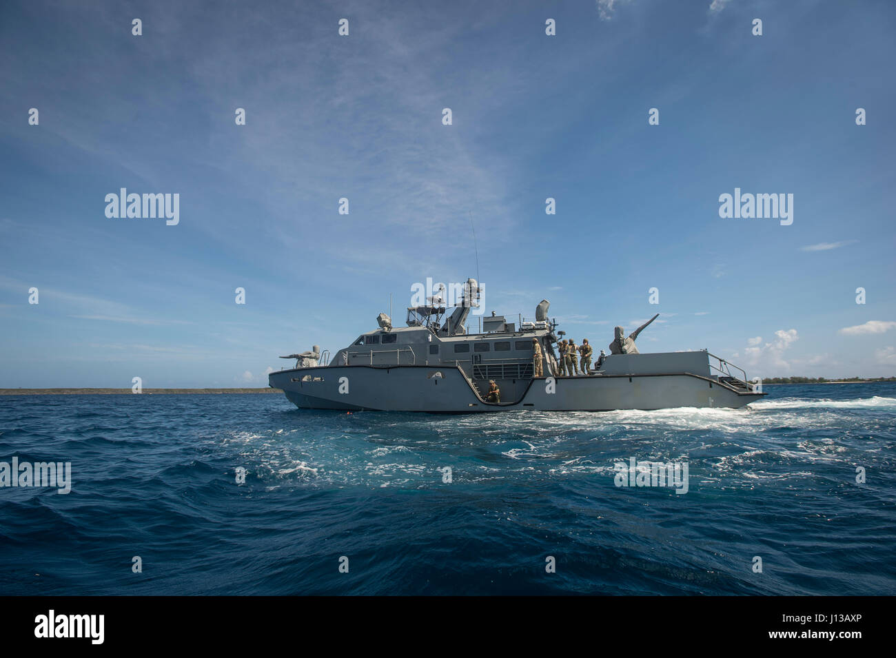 Les marins affectés à l'unité mobile de destruction des engins explosifs (EODMU) et 5 Escadron fluviales côtières (CRS) 3 suivre un véhicule sous-marin sans pilote du côté d'une MK VI le bateau de patrouille au large de Guam le 12 avril 2017. EODMU 5 et 3 CRS coordonnent ensemble pour utiliser les fonctionnalités de la MK VI le bateau de patrouille de la mission des opérations de neutralisation des explosifs dans le cadre de la planification et l'exécution du commandant de la Force 75. (U.S. Caméra de combat de la marine photo par la communication de masse 3e classe Spécialiste Alfred A. Coffield) Banque D'Images
