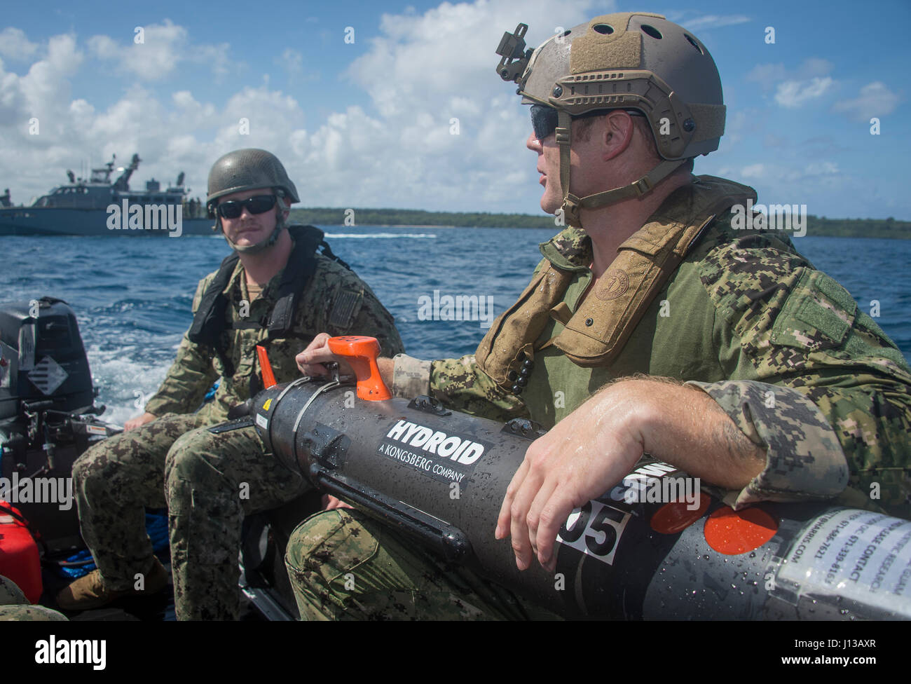 Les marins affectés à l'unité mobile de destruction des engins explosifs (EODMU) et 5 Escadron fluviales côtières (CRS) 3 discuter les capacités du véhicule sous-marin sans pilote Remus au large de Guam le 12 avril 2017. EODMU 5 et 3 CRS coordonnent ensemble pour utiliser les fonctionnalités de la MK VI le bateau de patrouille de la mission des opérations de neutralisation des explosifs dans le cadre de la planification et l'exécution du commandant de la Force 75. (U.S. Caméra de combat de la marine photo par la communication de masse 3e classe Spécialiste Alfred A. Coffield) Banque D'Images
